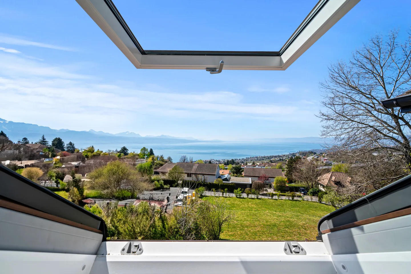 Stunning renovated property with panoramic views in Lutry - Photo 15 of 23