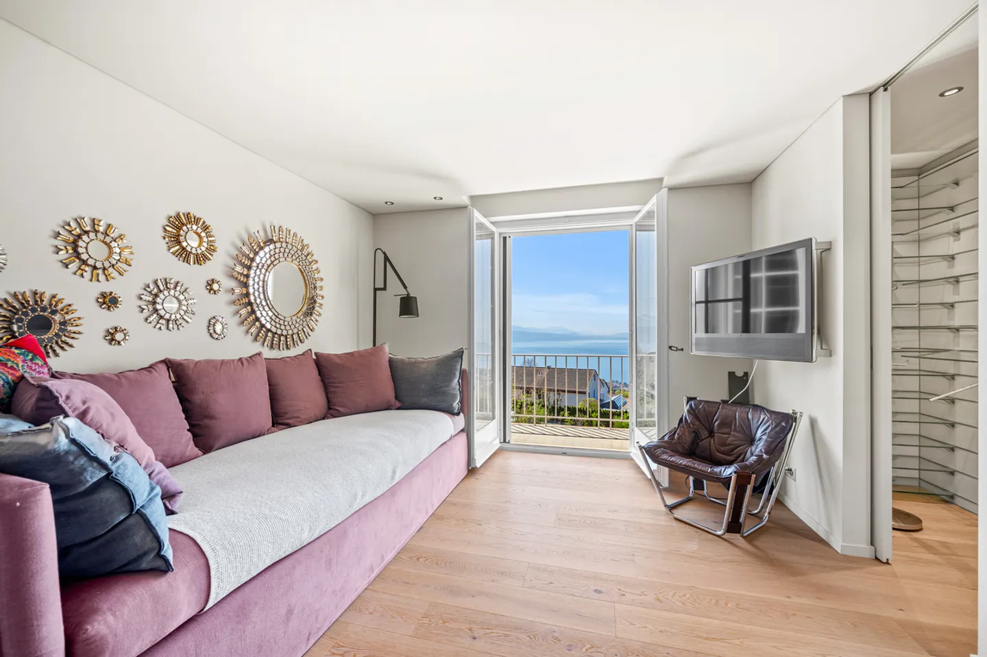 Stunning renovated property with panoramic views in Lutry - Photo 18 of 23