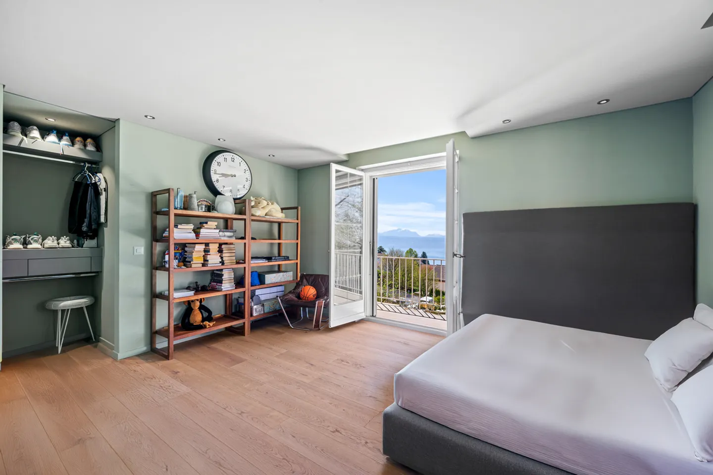 Stunning renovated property with panoramic views in Lutry - Photo 19 of 23