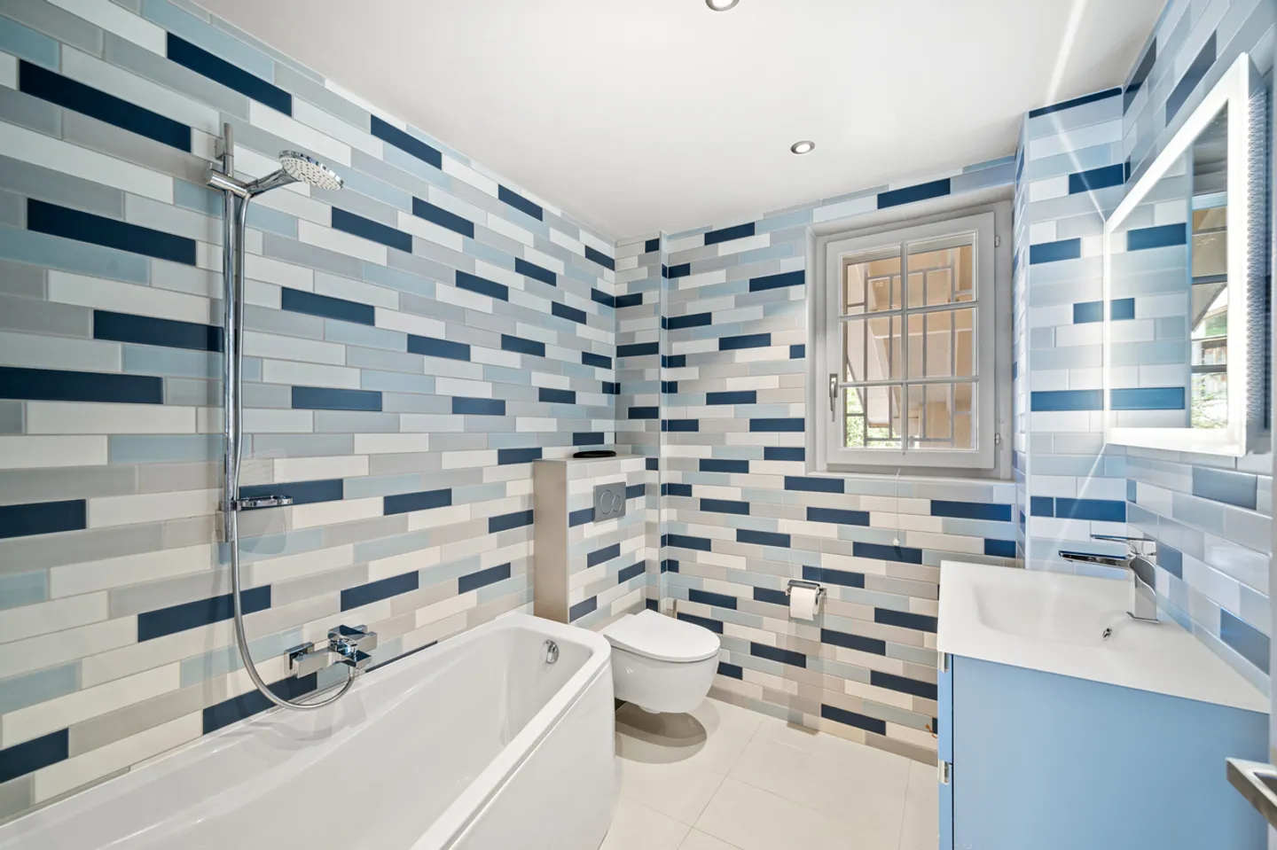 Stunning renovated property with panoramic views in Lutry - Photo 20 of 23