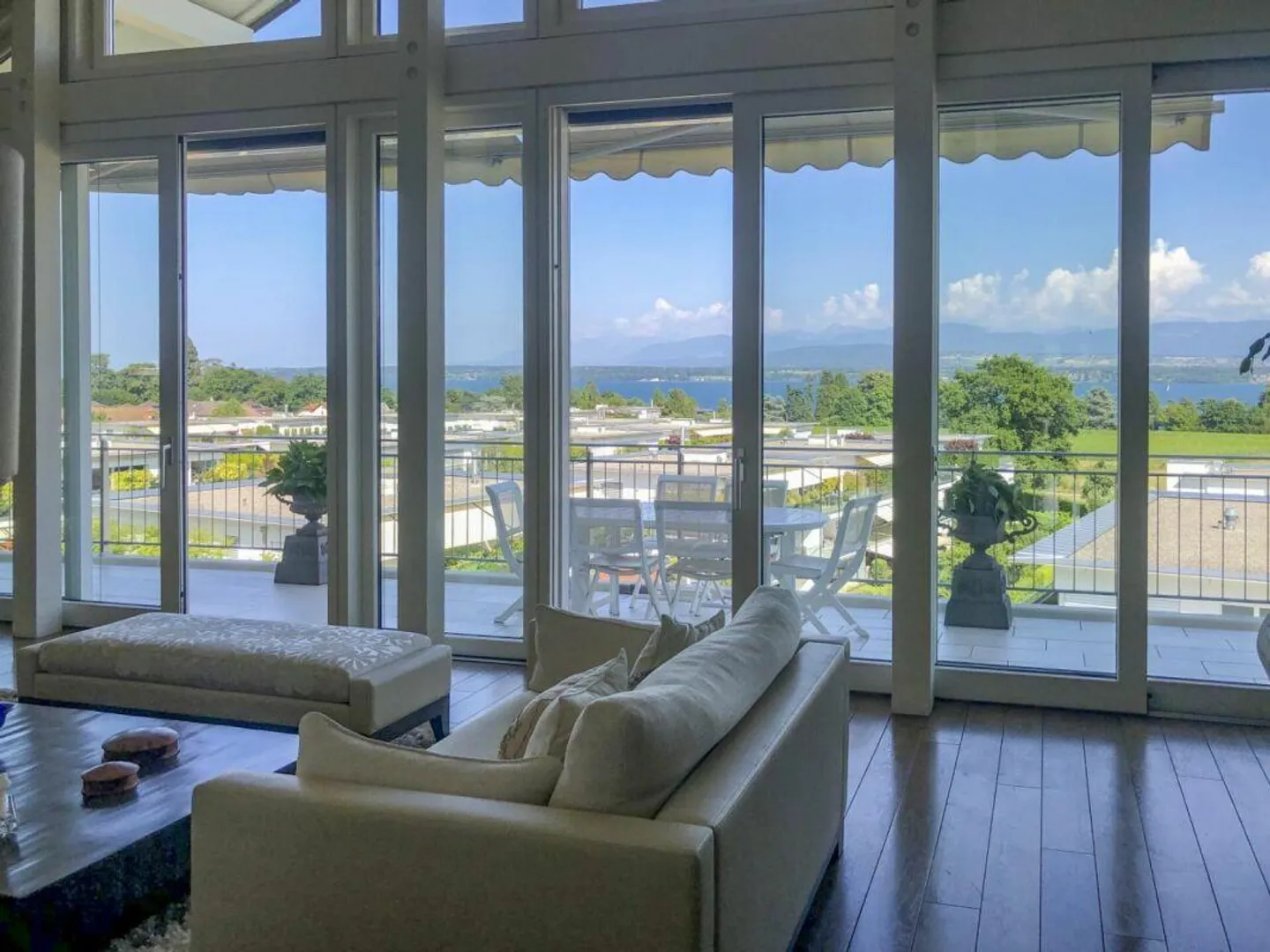 Stunning Penthouse with Lake View - Photo 3 of 4