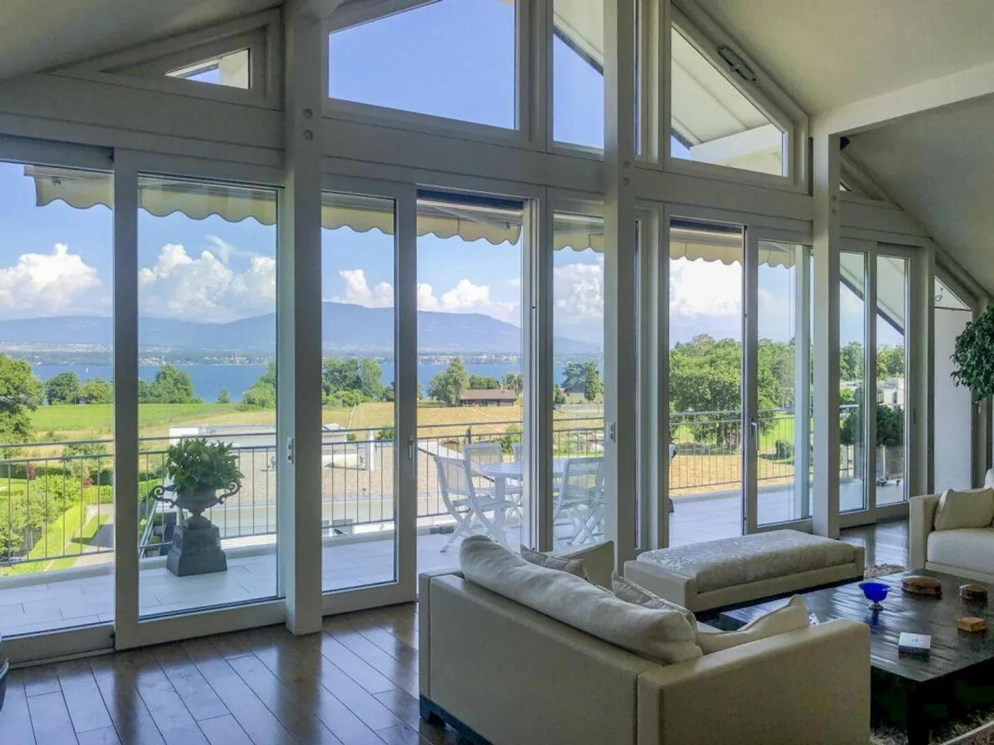 Stunning Penthouse with Lake View - Photo 4 of 4