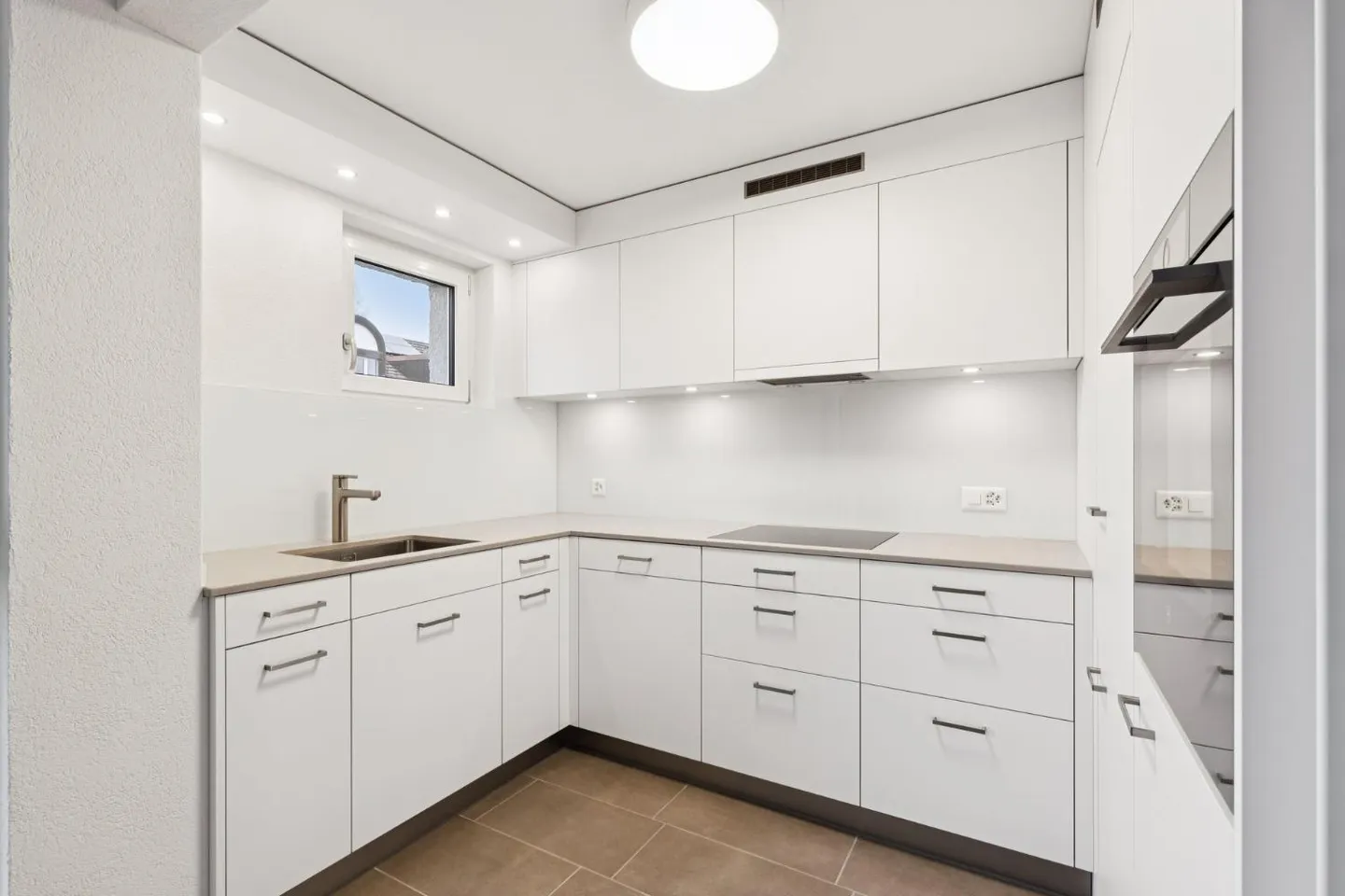 First rental after renovation - Spring promotion 1 month free living - Photo 5 of 10