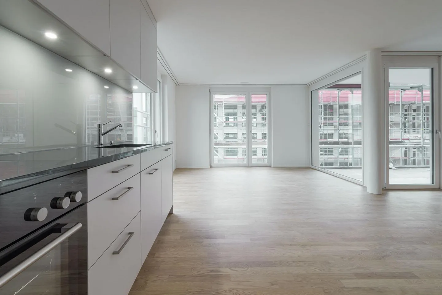Appartement 2.5 pièces avec hauteurs sous plafond directement à la gare de Lenzburg - Photo 3 sur 6