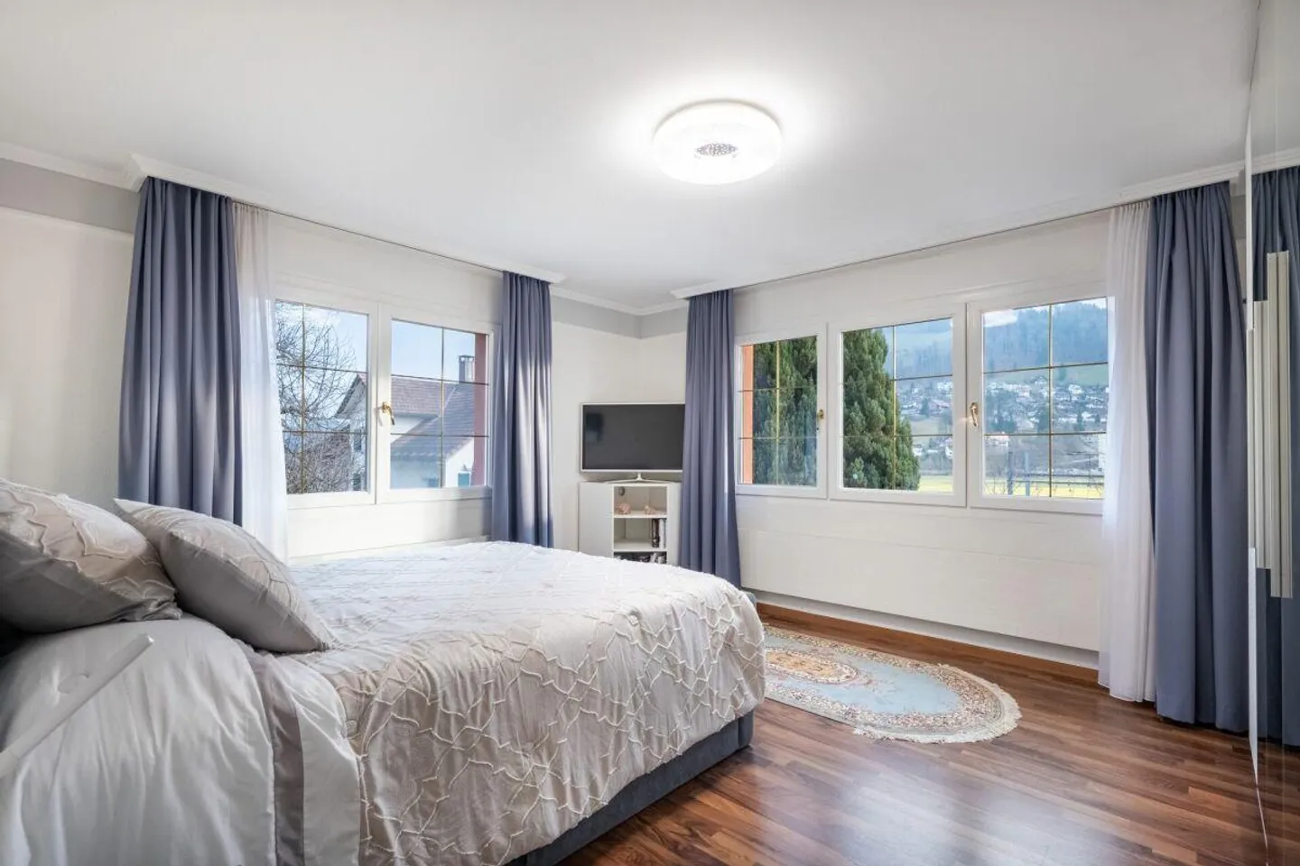 Spacious multi-generational house with extensive land reserve - Photo 3 of 12