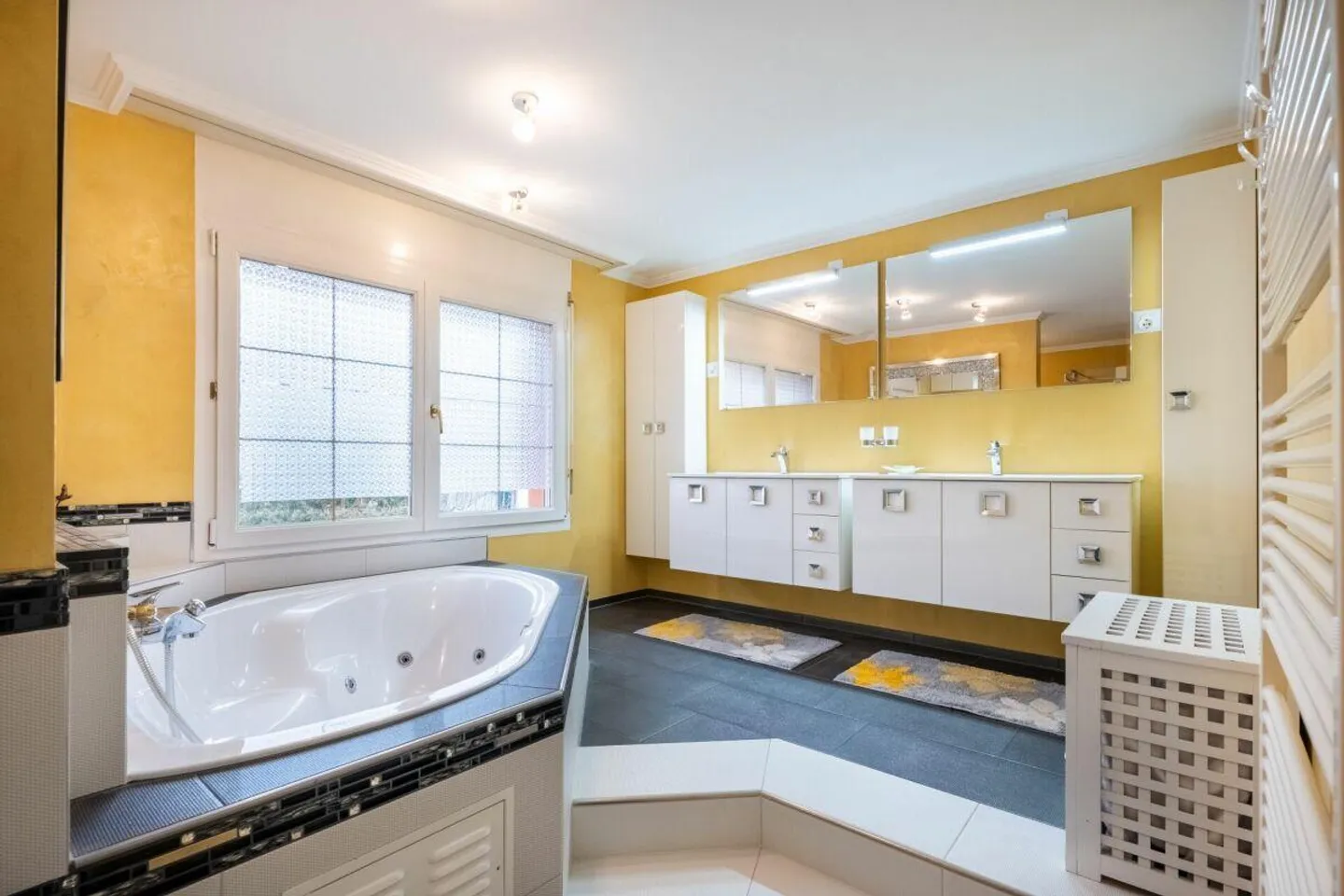 Spacious multi-generational house with extensive land reserve - Photo 7 of 12