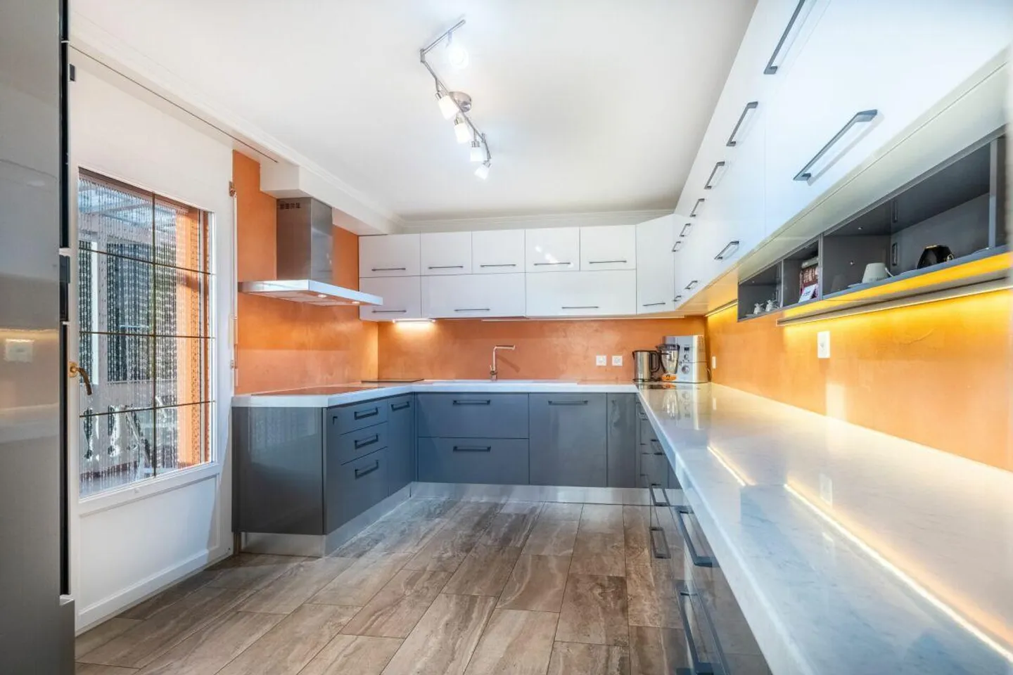 Spacious multi-generational house with extensive land reserve - Photo 4 of 12