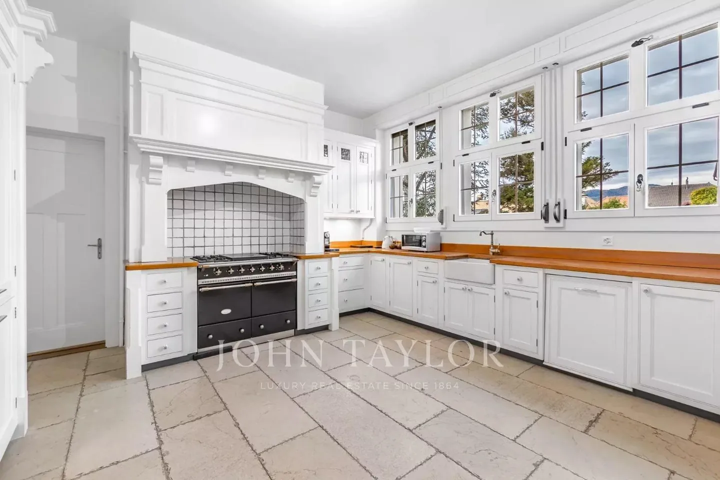 Magnificent Country House with Spectacular Lake View - Photo 4 of 13