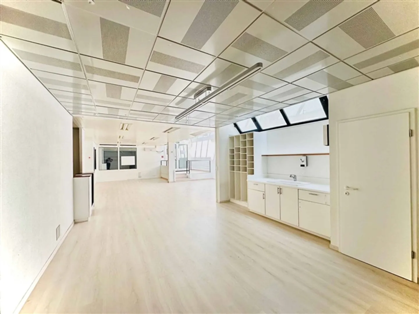 Arcade, exhibition space, premises of 181 m2 for rent in Nyon - Photo 2 of 5