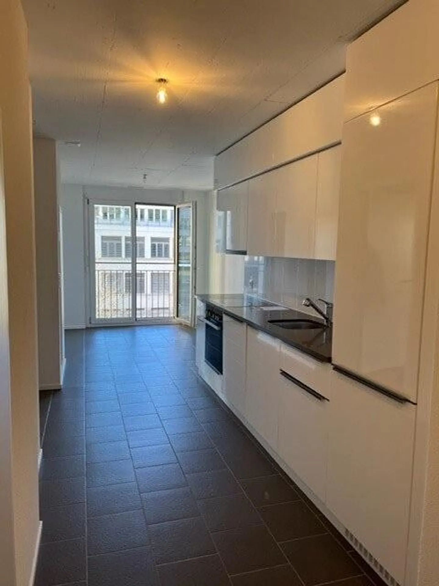 Your shared accommodation just steps from Fribourg train station! - Photo 2 of 3