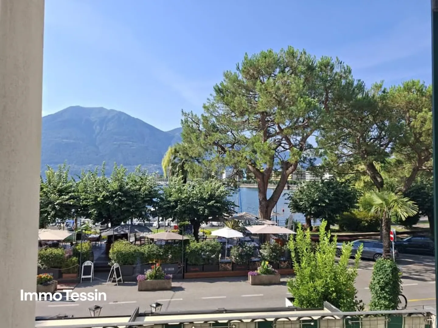 Rarità: Vivere in una posizione assolutamente privilegiata direttamente sulla famosa passeggiata del lago di Muralto / Locarno - Foto 1 di 13