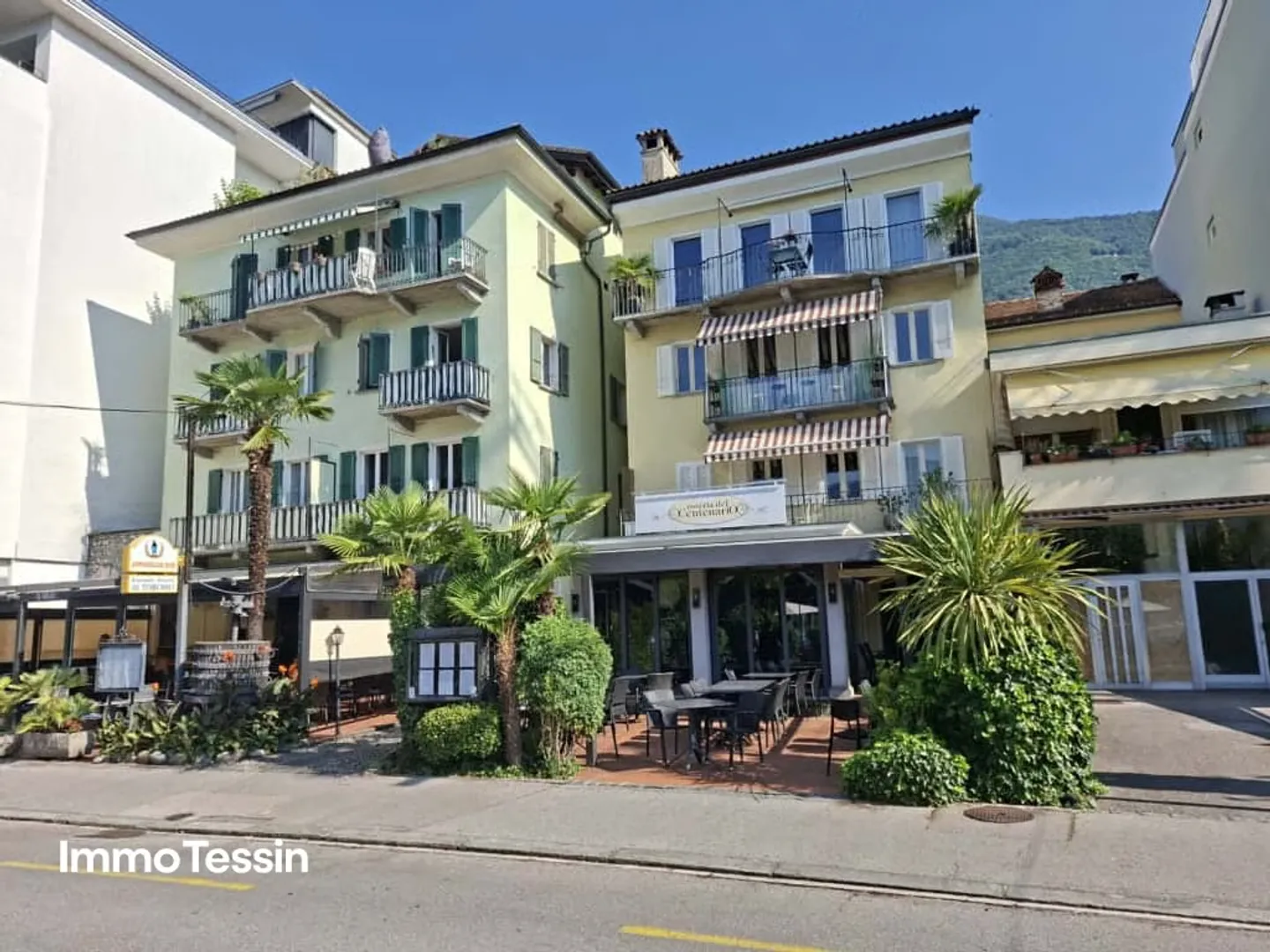 Rarità: Vivere in una posizione assolutamente privilegiata direttamente sulla famosa passeggiata del lago di Muralto / Locarno - Foto 2 di 13