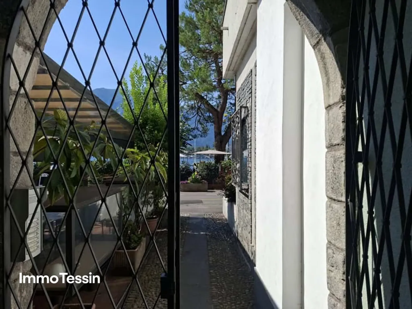 Rarità: Vivere in una posizione assolutamente privilegiata direttamente sulla famosa passeggiata del lago di Muralto / Locarno - Foto 4 di 13