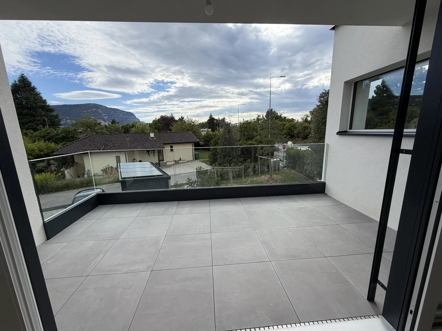 Modern Apartment with Balcony - Photo 4 of 16