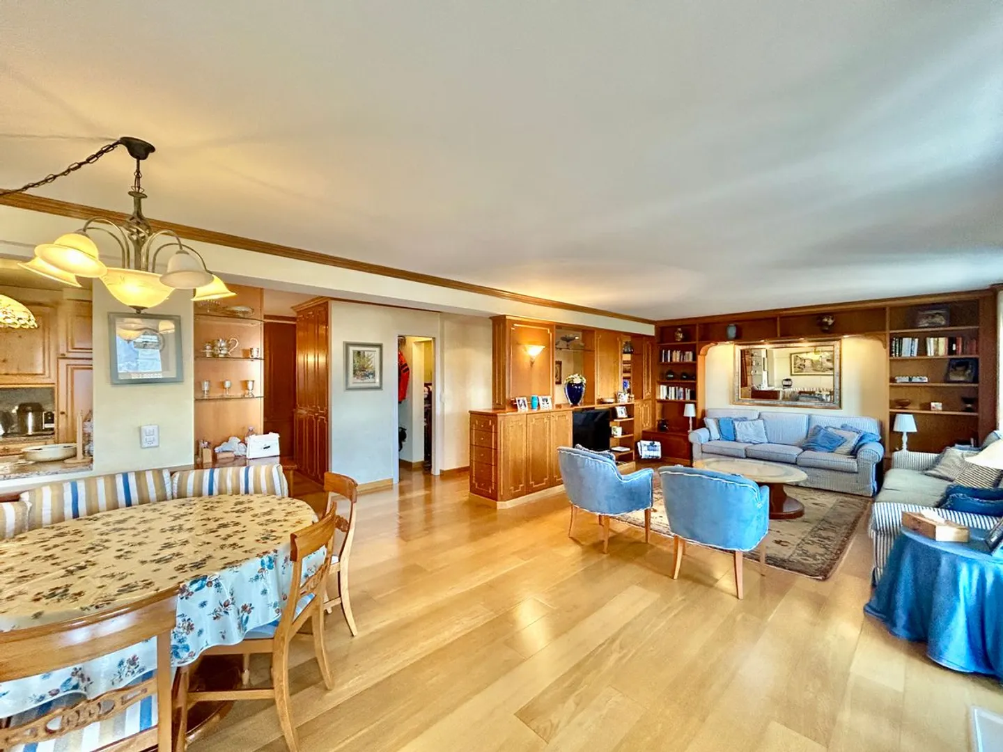 Elegant 7.5-Room Apartment in Crans - Photo 2 of 13