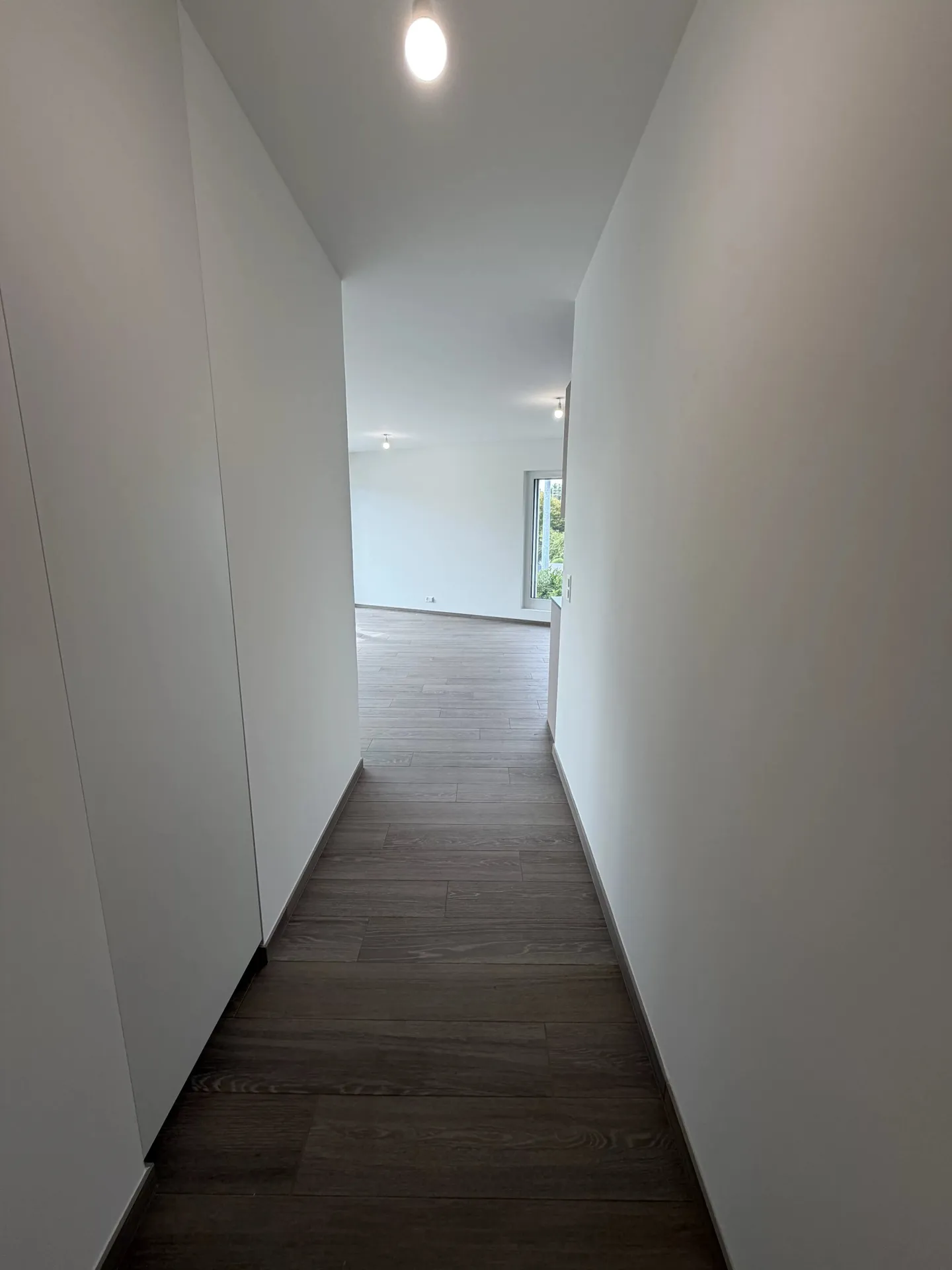 Modern Apartment with Balcony - Photo 5 of 16