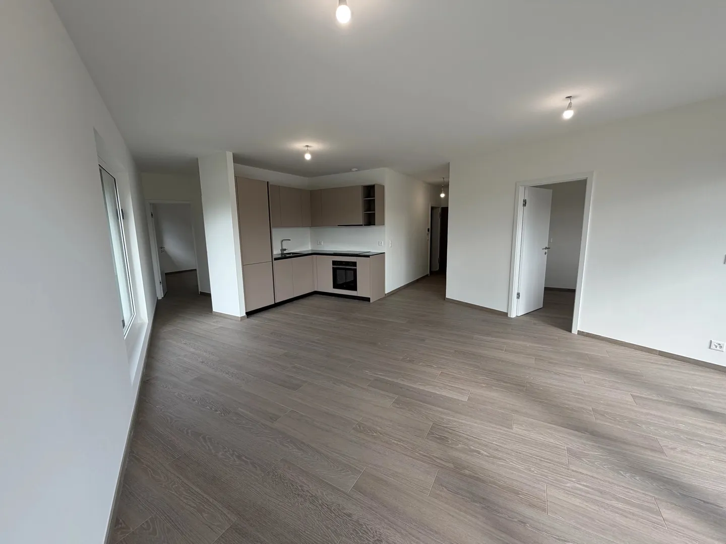 Modern Apartment with Balcony - Photo 9 of 16