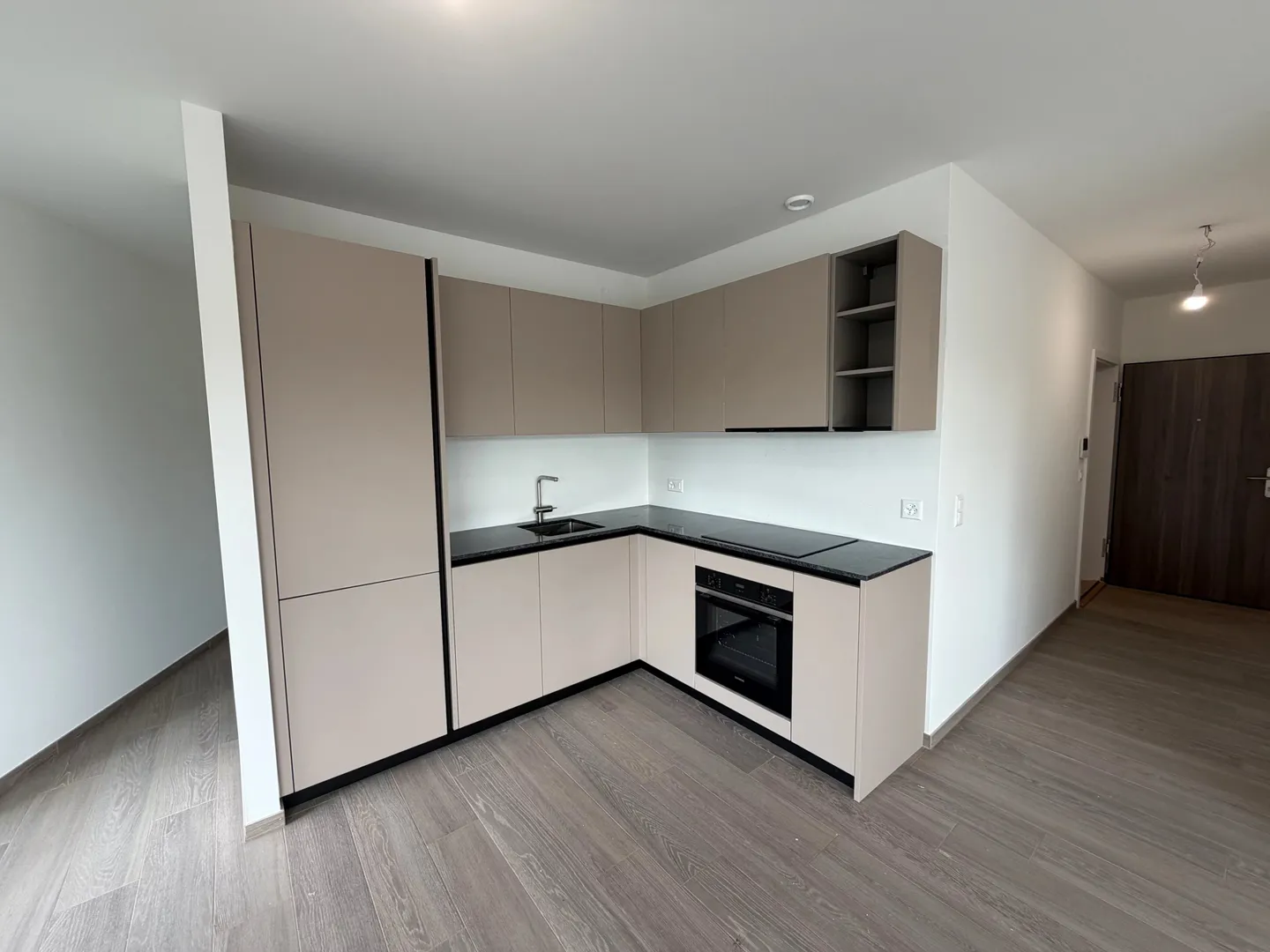 Modern Apartment with Balcony - Photo 8 of 16