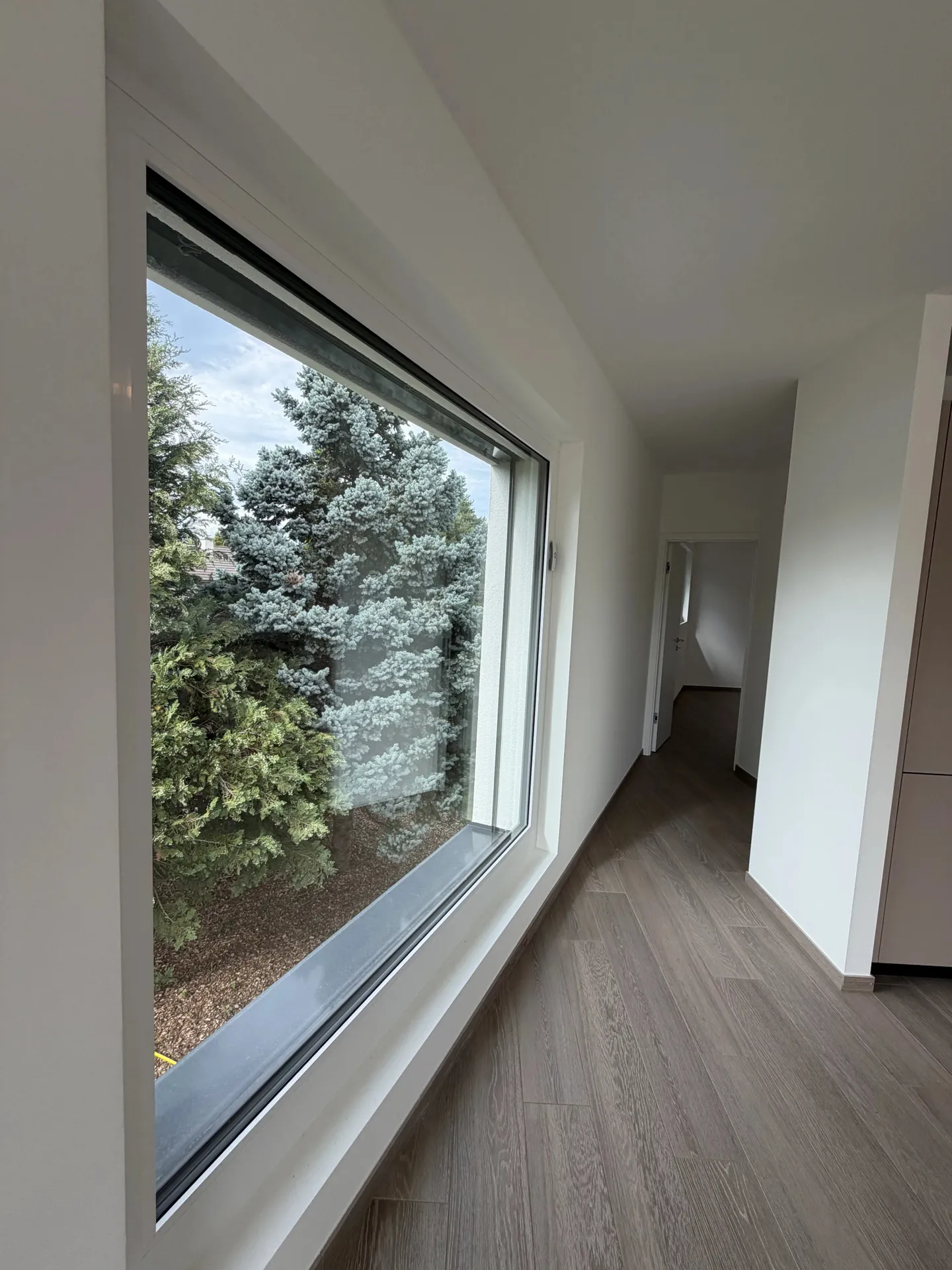Modern Apartment with Balcony - Photo 10 of 16