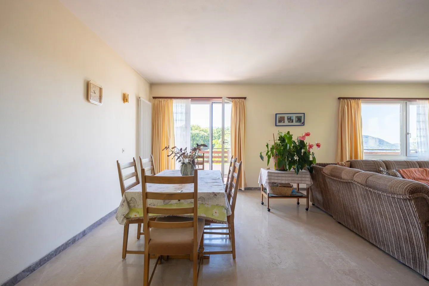 Large villa with three apartments, pool and open view - Photo 9 of 23