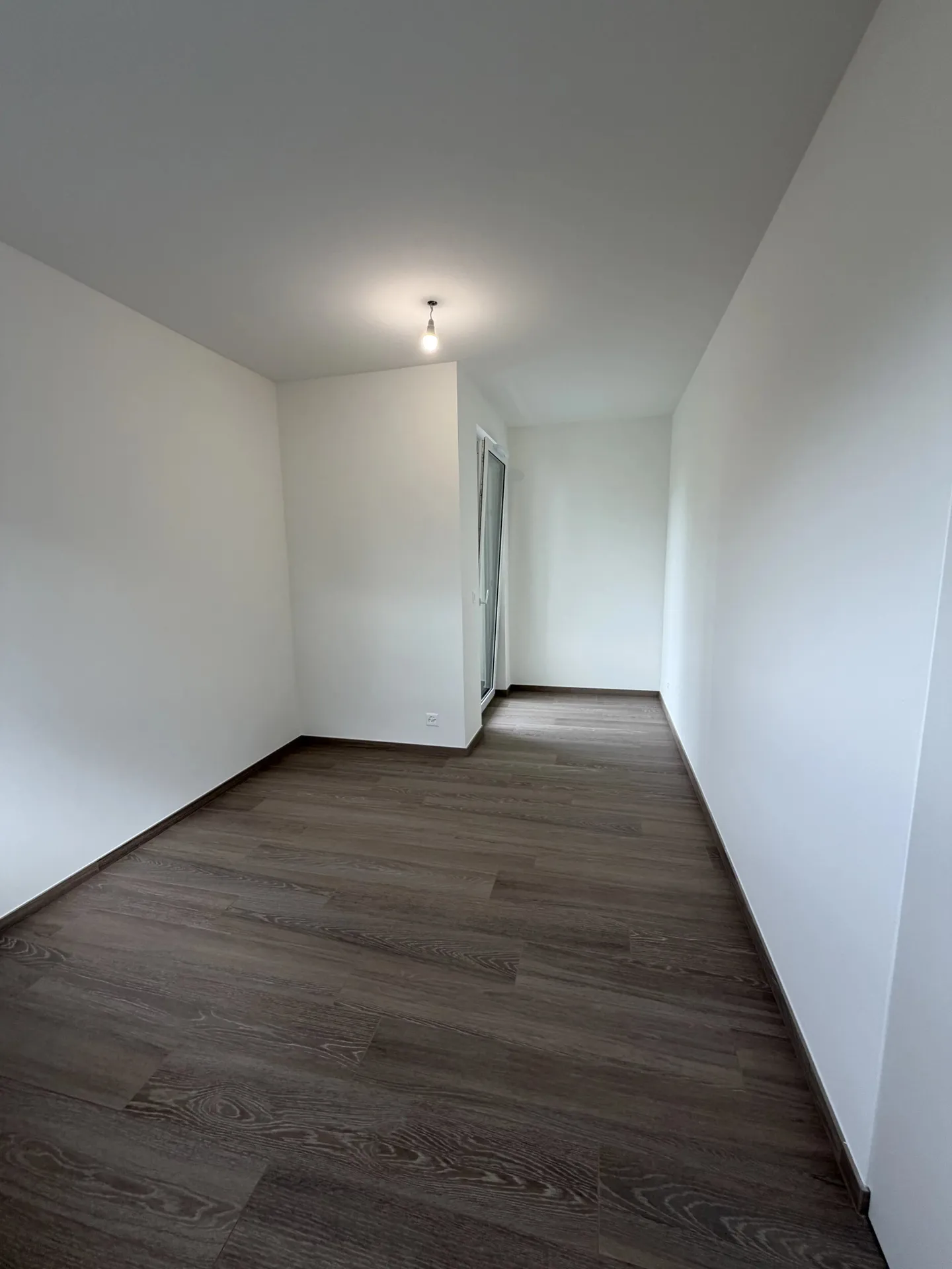 Modern Apartment with Balcony - Photo 13 of 16