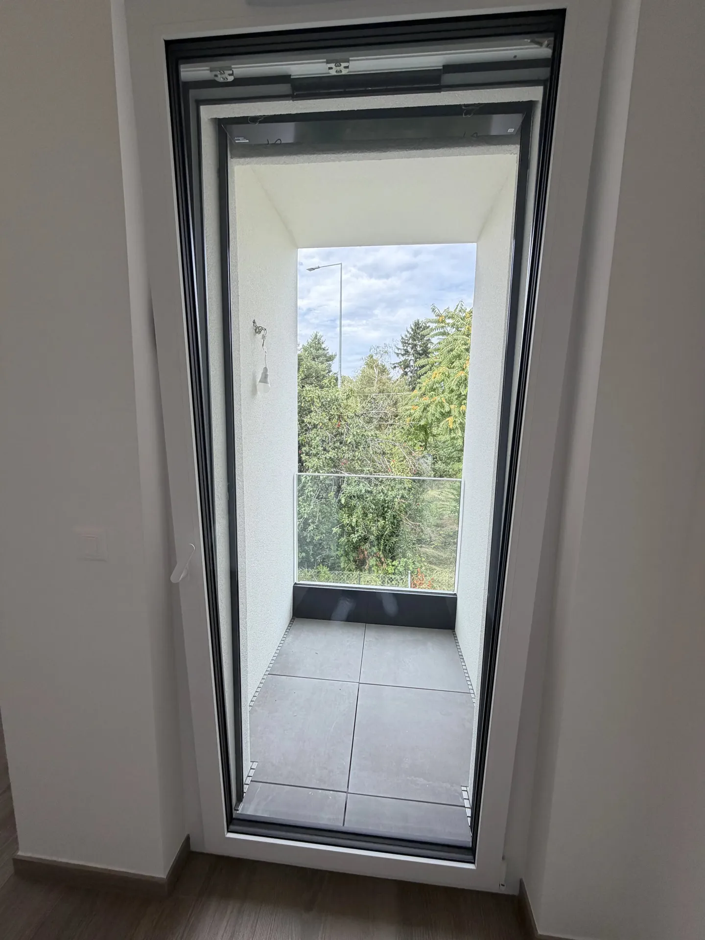 Modern Apartment with Balcony - Photo 14 of 16