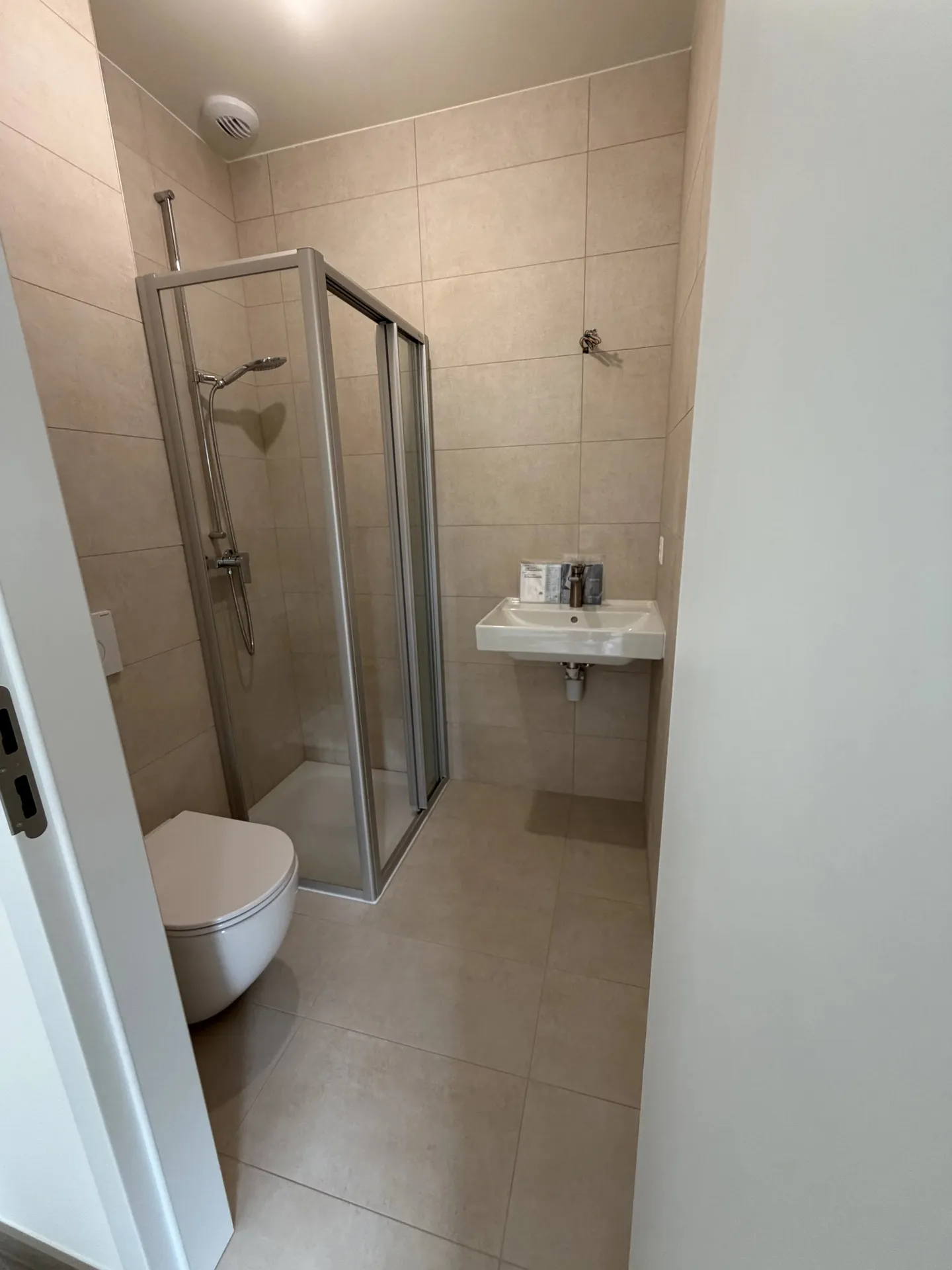 Modern Apartment with Balcony - Photo 11 of 16