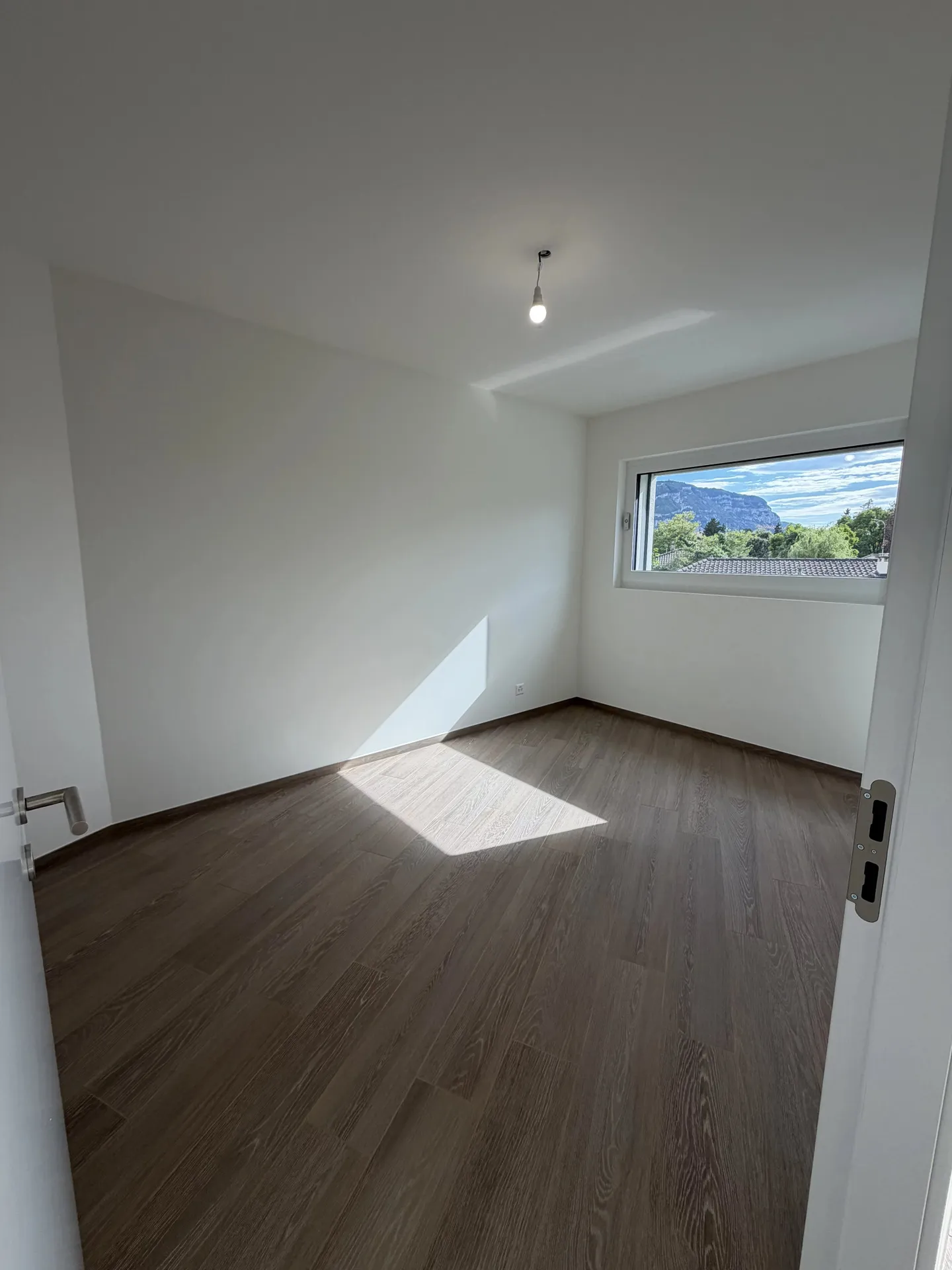 Modern Apartment with Balcony - Photo 15 of 16