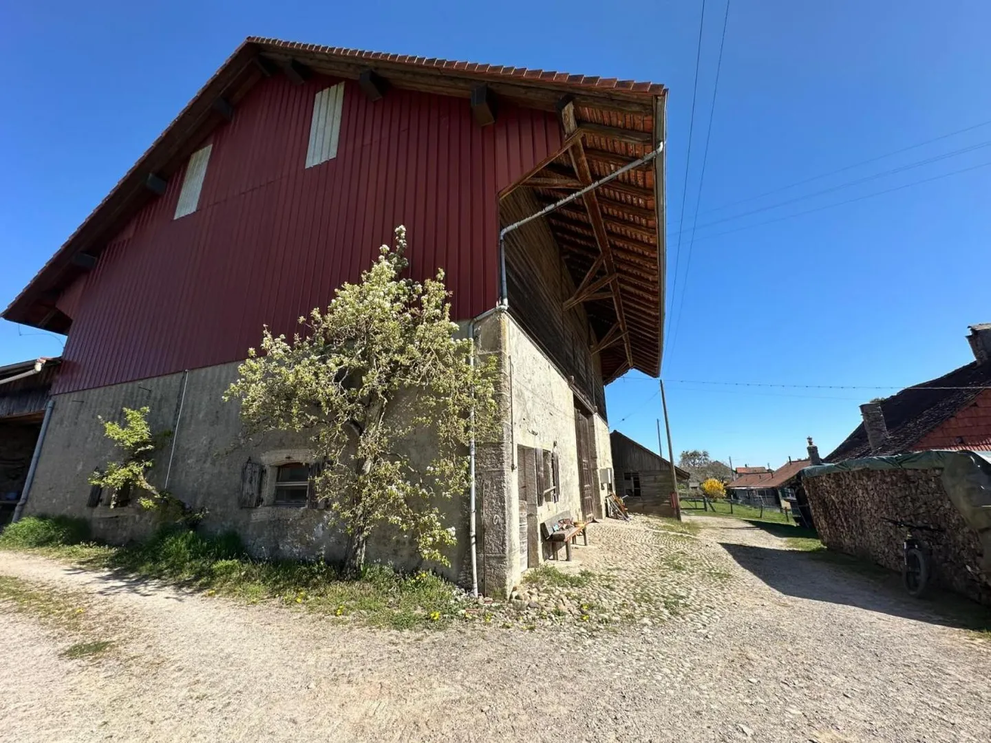 LAND WITH LARGE RURAL & COVERED TO BE TRANSFORMED INTO HOUSING OR THE GROUND FLOOR FOR AN ACTIVITY AND YOUR HOUSING ON THE UPPER FLOOR, OR SEVERAL FAMILIES? - Photo 6 of 13