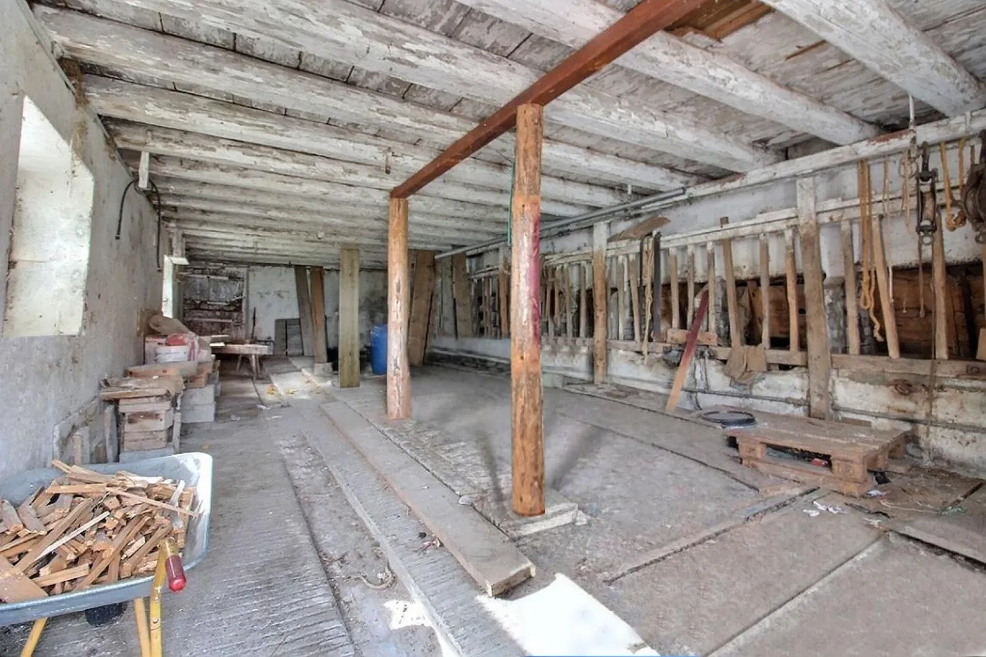 LAND WITH LARGE RURAL & COVERED TO BE TRANSFORMED INTO HOUSING OR THE GROUND FLOOR FOR AN ACTIVITY AND YOUR HOUSING ON THE UPPER FLOOR, OR SEVERAL FAMILIES? - Photo 11 of 13