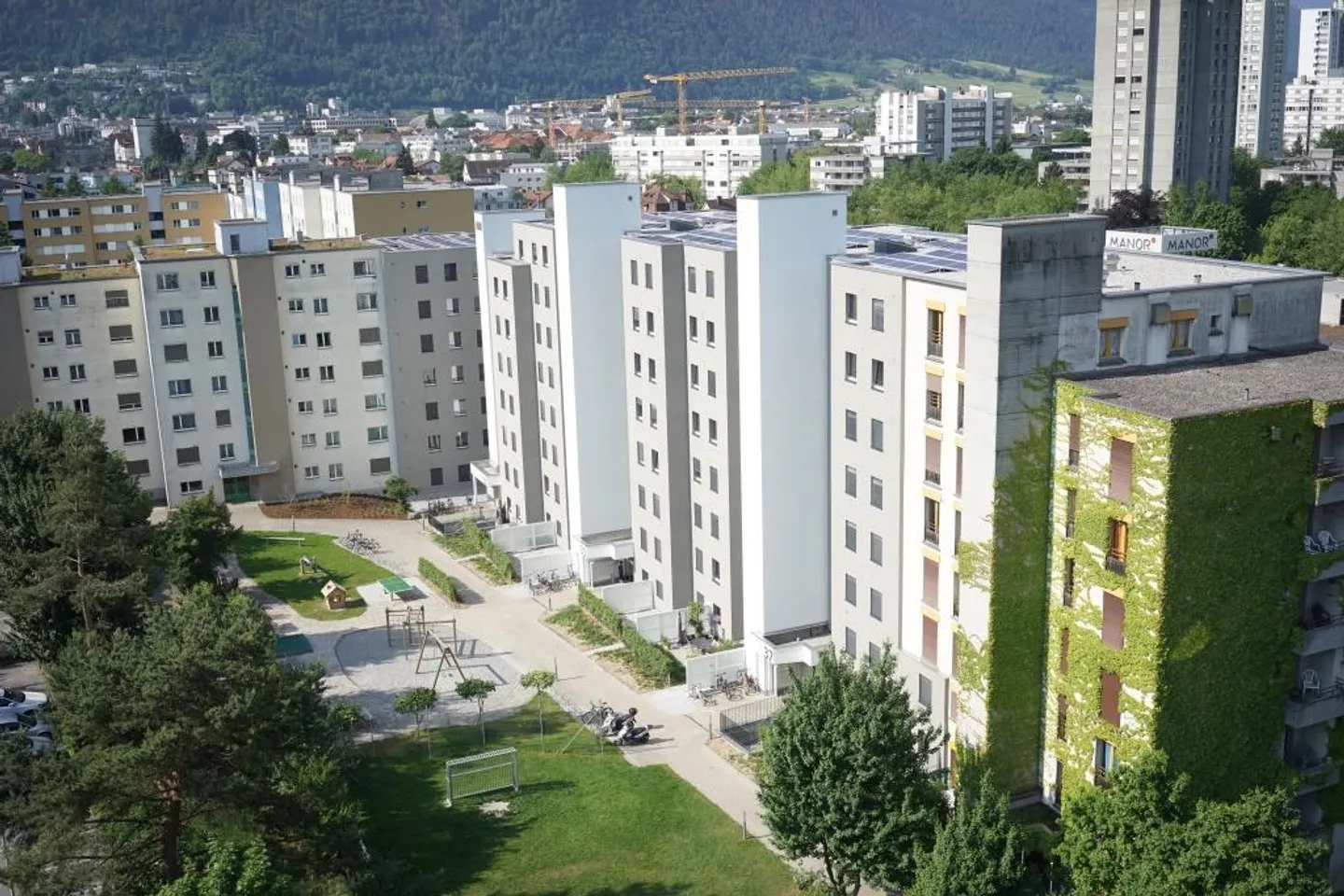 Moderne Wohnung mit verglastem Balkon - Foto 1 von 13