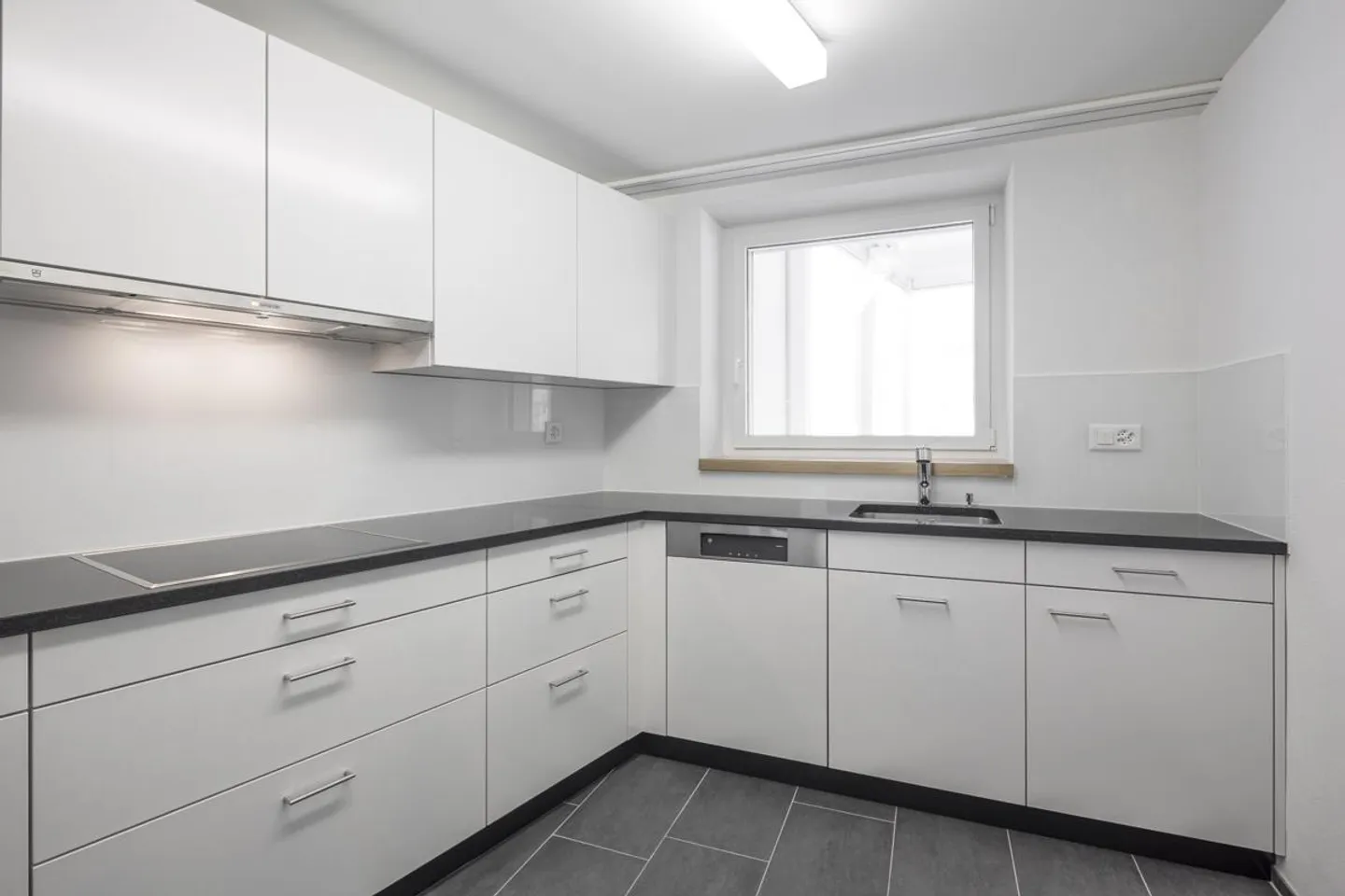 Moderne Wohnung mit verglastem Balkon - Foto 2 von 13