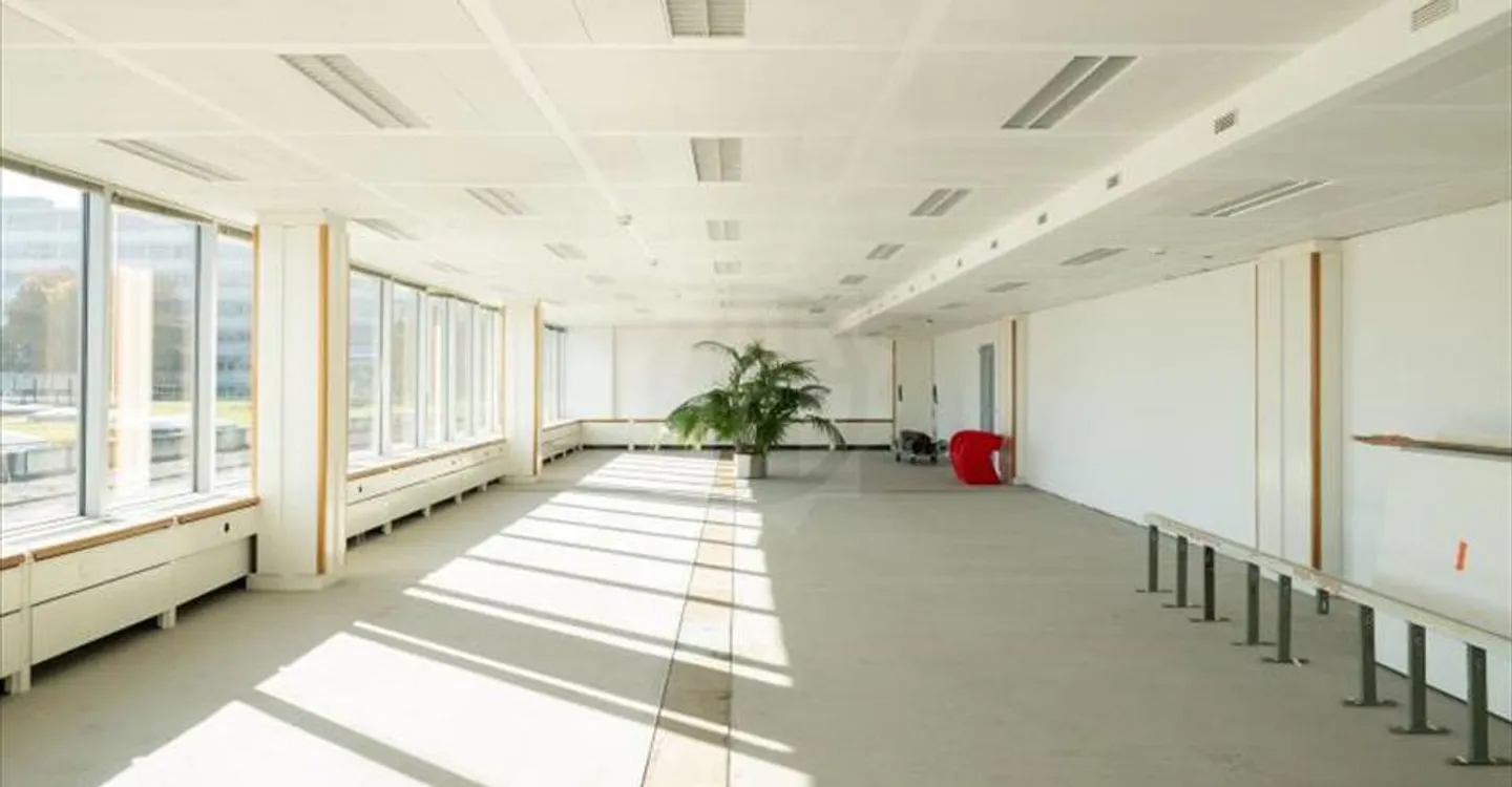 Office space for rent - Photo 1 of 6