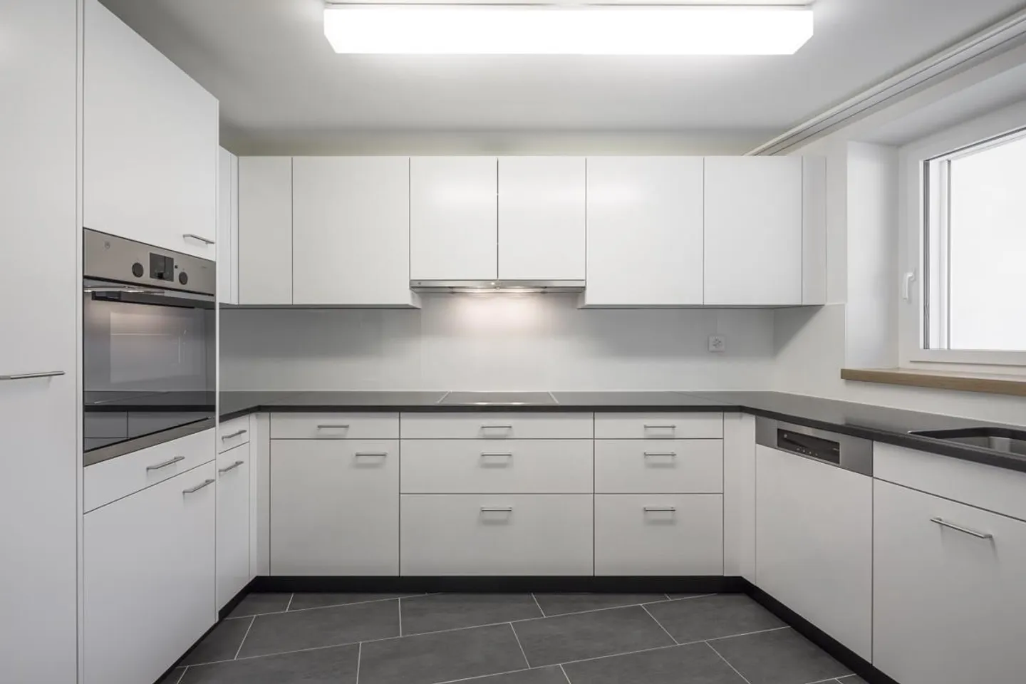 Moderne Wohnung mit verglastem Balkon - Foto 3 von 13