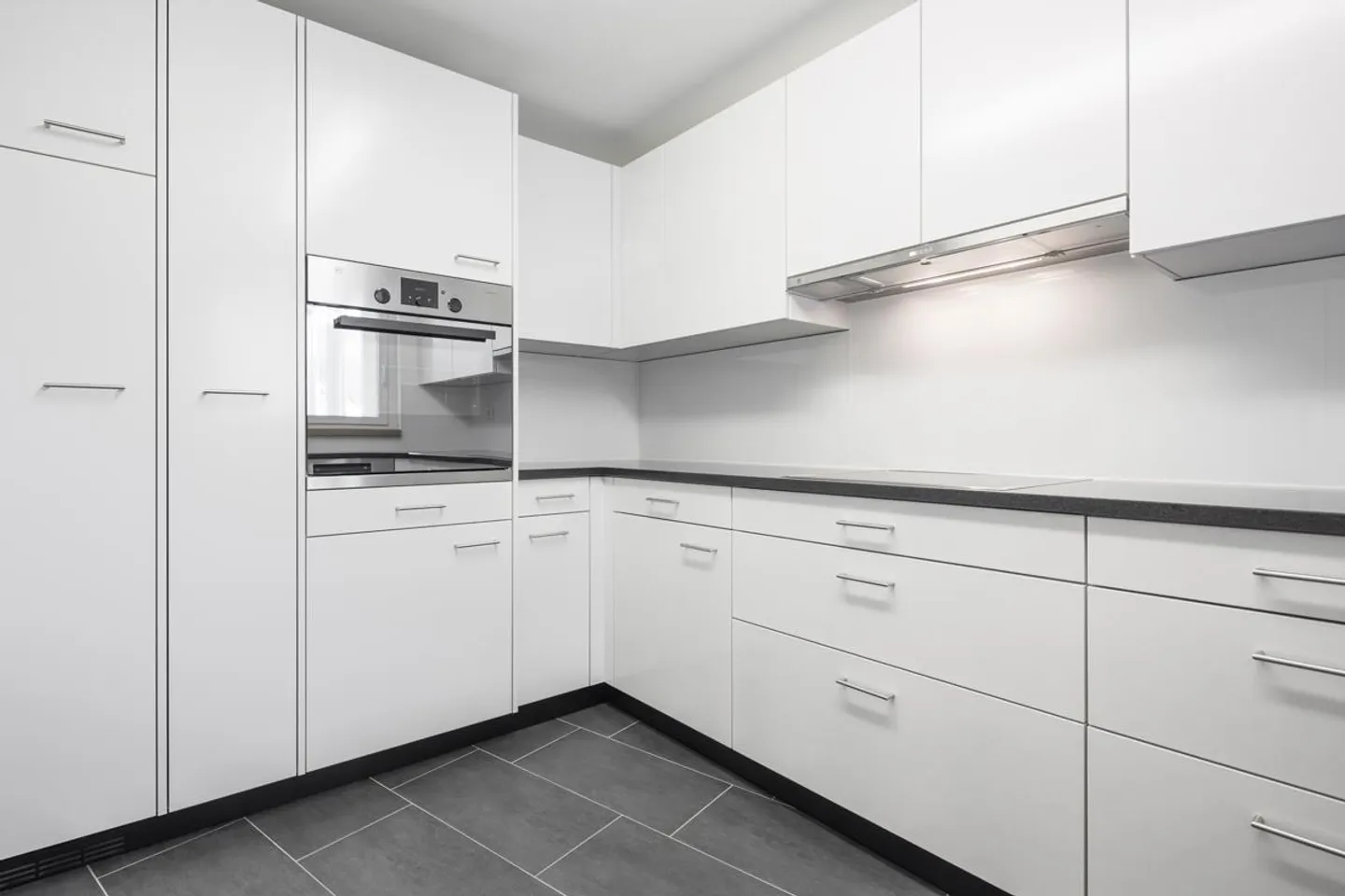Moderne Wohnung mit verglastem Balkon - Foto 4 von 13
