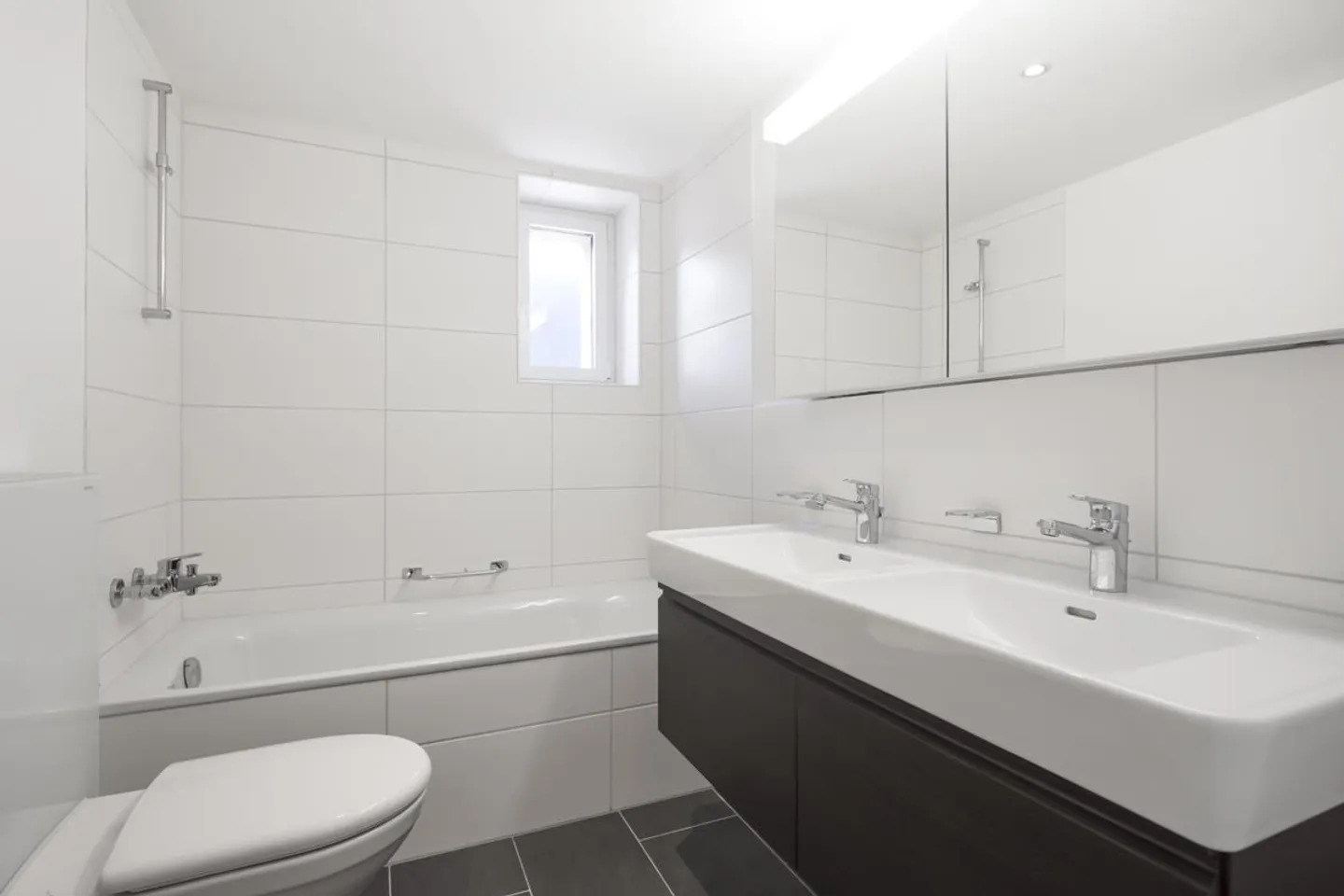 Moderne Wohnung mit verglastem Balkon - Foto 5 von 13