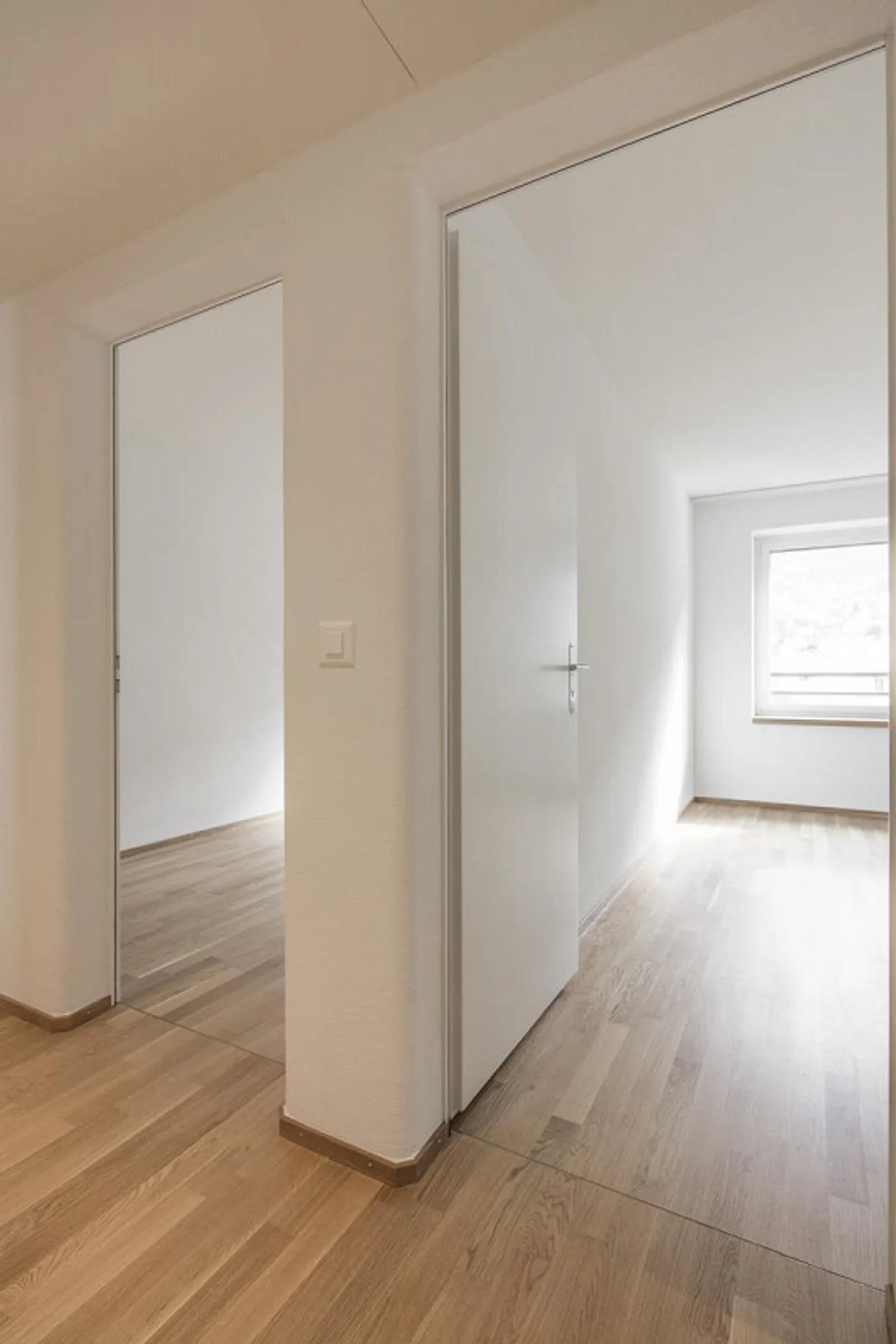 Moderne Wohnung mit verglastem Balkon - Foto 10 von 13