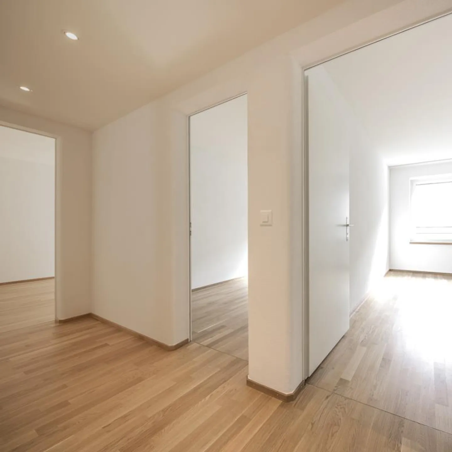Moderne Wohnung mit verglastem Balkon - Foto 12 von 13