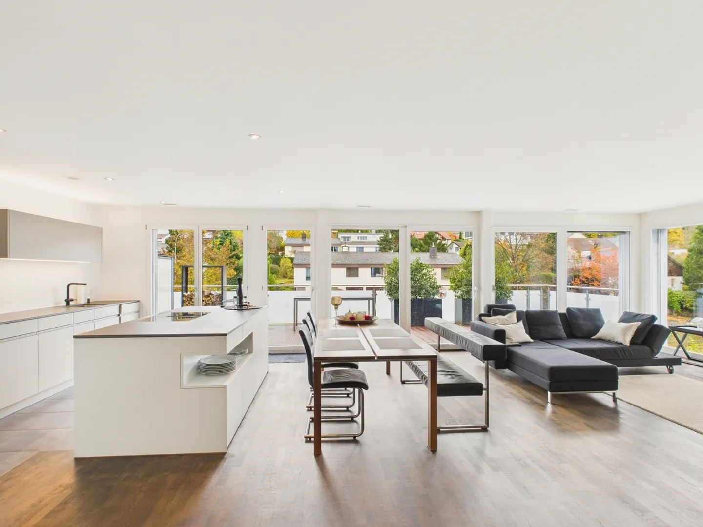 Ampio appartamento di 5,5 locali con terrazza a Ebmatingen, Canton Zurigo - Foto 1 di 13