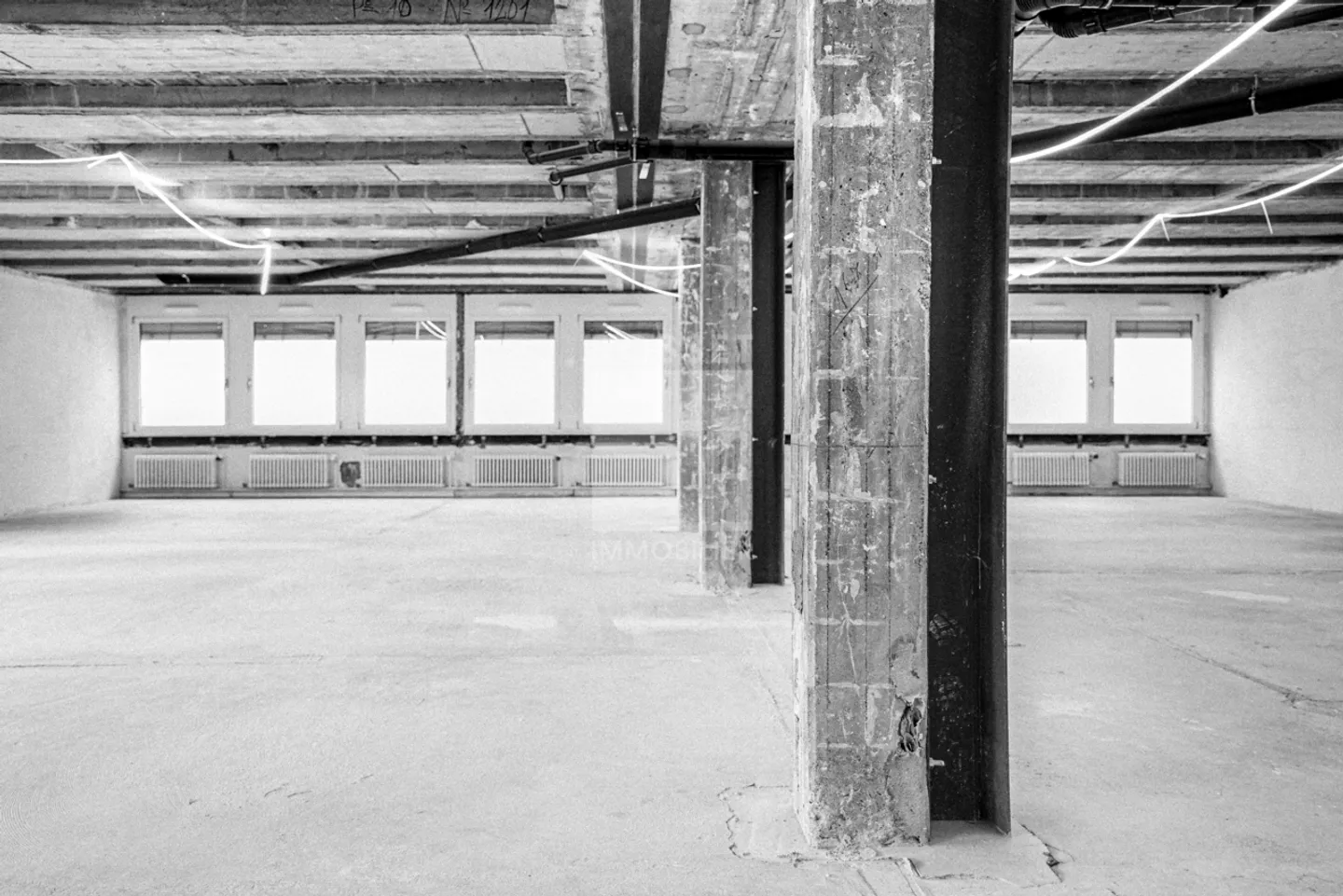 Bureaux d'env. 241 m² au 5ème étage - Photo 4 sur 6