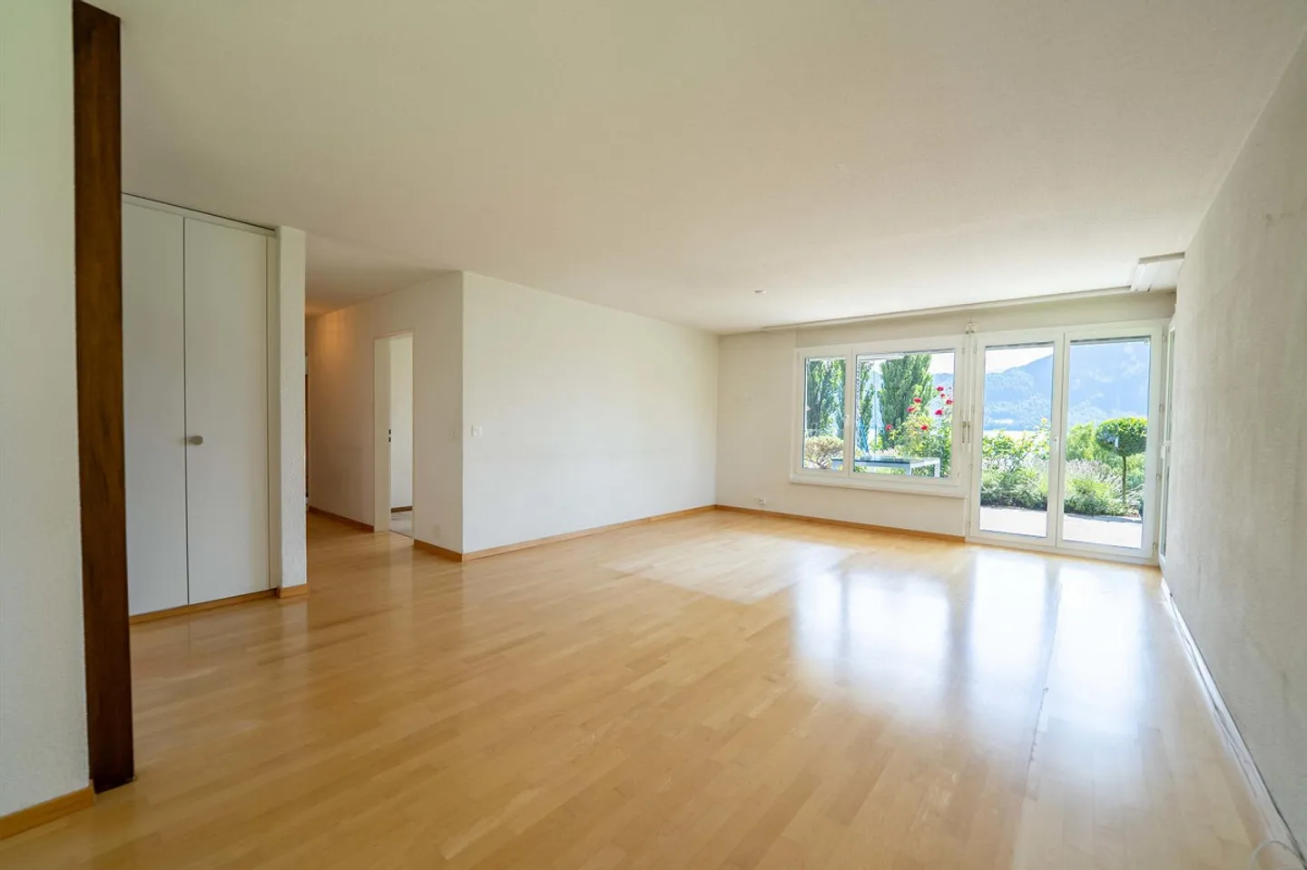Bright 4.5 Room Apartment with Picturesque Lake View - Photo 2 of 8