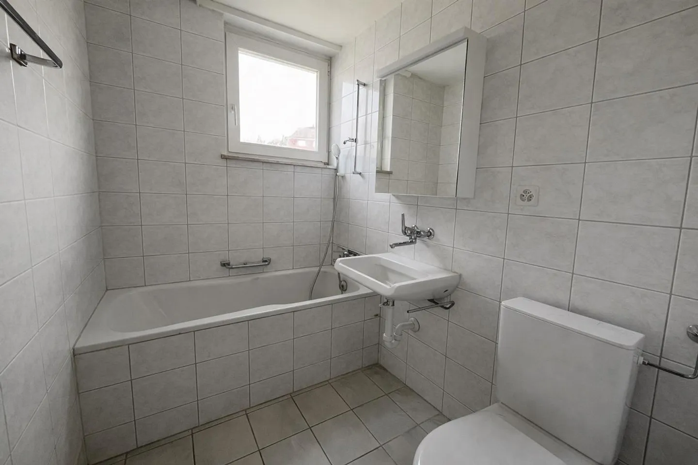 Appartement 3 pièces avec cuisine moderne et rénovée à Arlesheim - Photo 3 sur 9