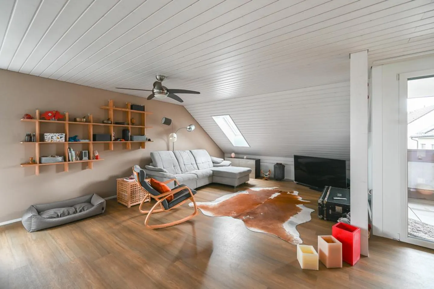 Light-Filled Home: Modern Apartment with Beautiful Loggia - Photo 4 of 7