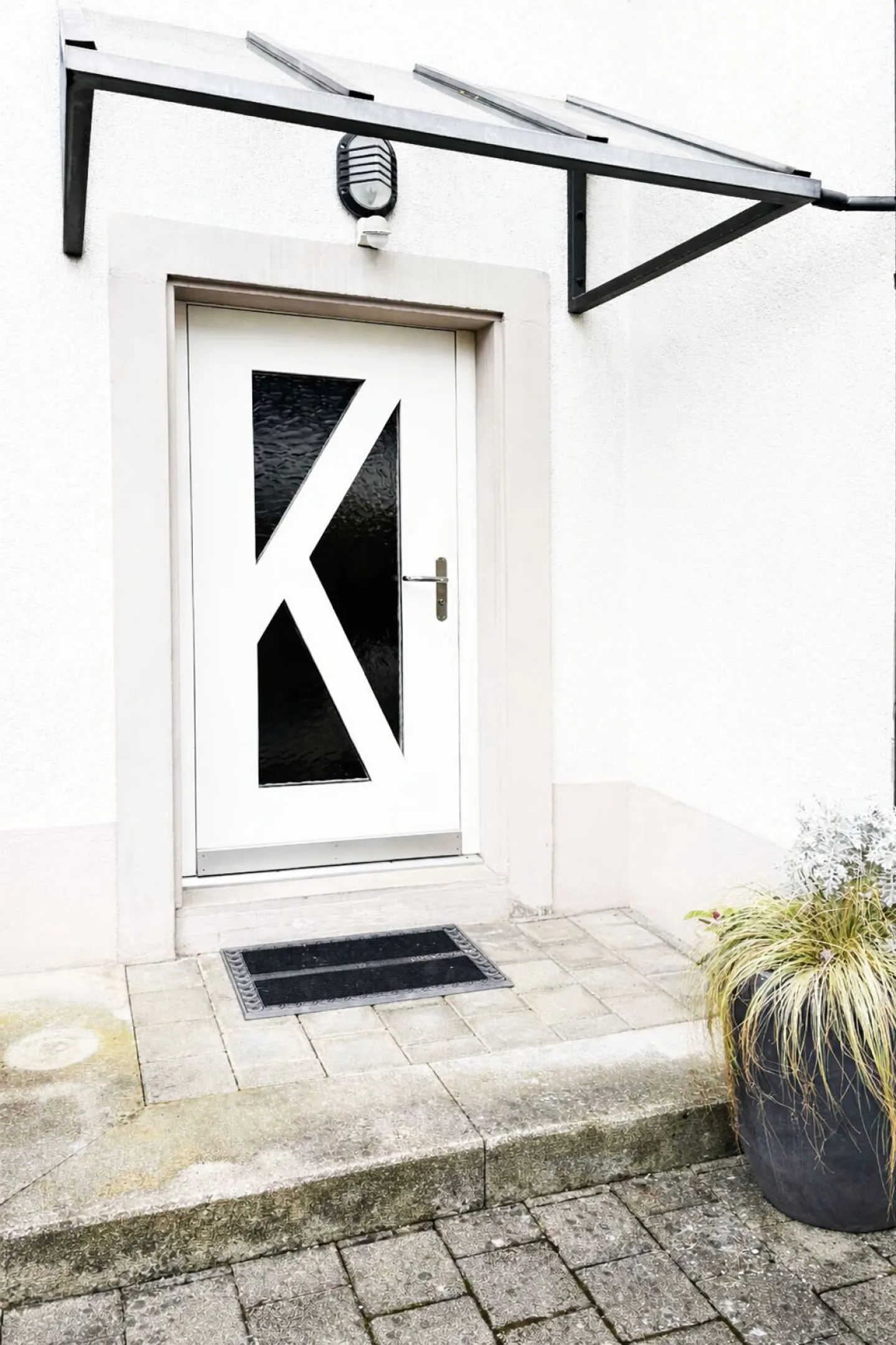 Renovated and spacious 3½ room apartment with separate house access in a 3-family house - Photo 1 of 7