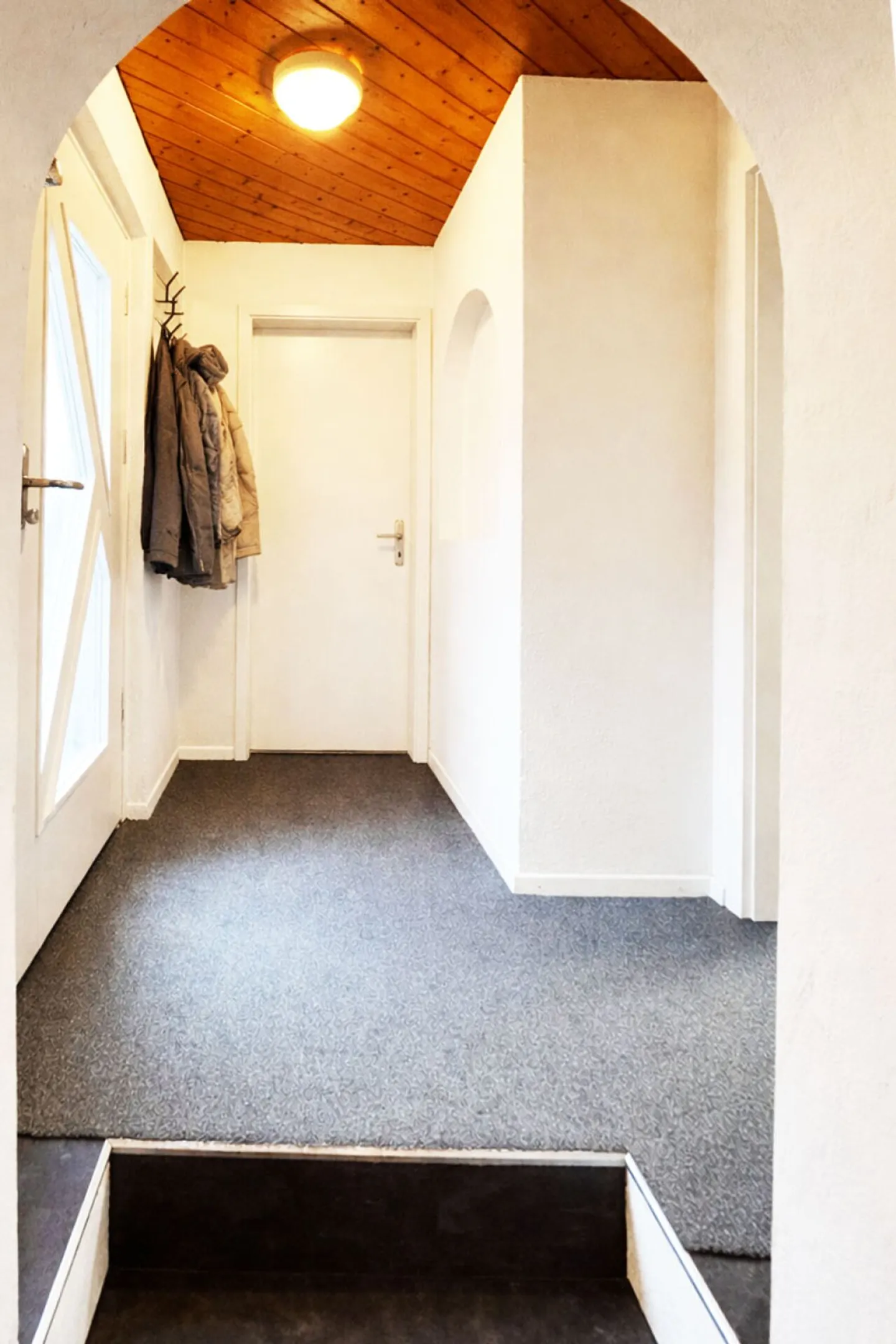 Renovated and spacious 3½ room apartment with separate house access in a 3-family house - Photo 2 of 7