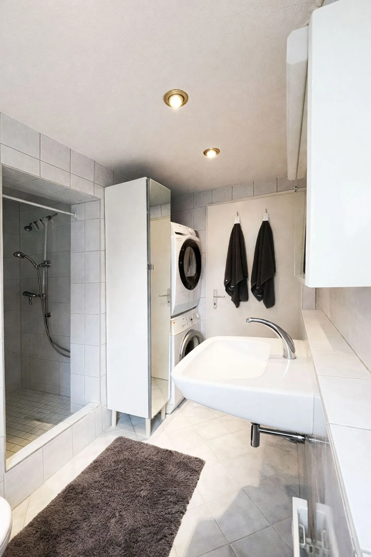 Renovated and spacious 3½ room apartment with separate house access in a 3-family house - Photo 3 of 7