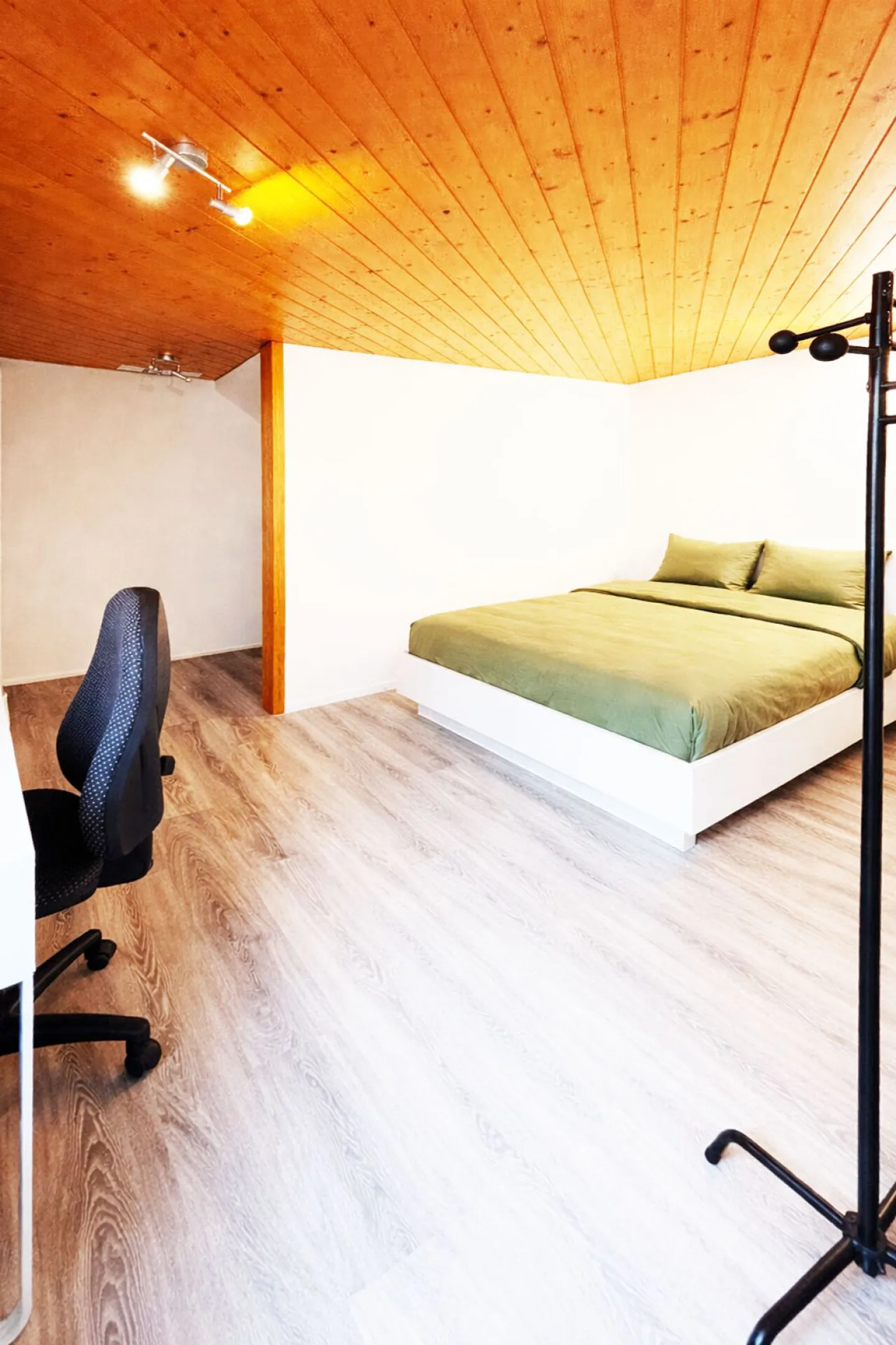 Renovated and spacious 3½ room apartment with separate house access in a 3-family house - Photo 4 of 7