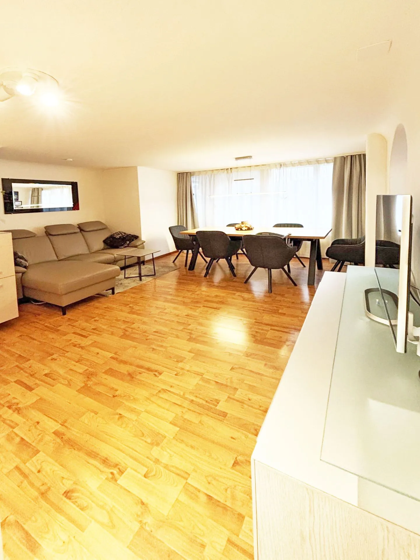 Renovated and spacious 3½ room apartment with separate house access in a 3-family house - Photo 5 of 7