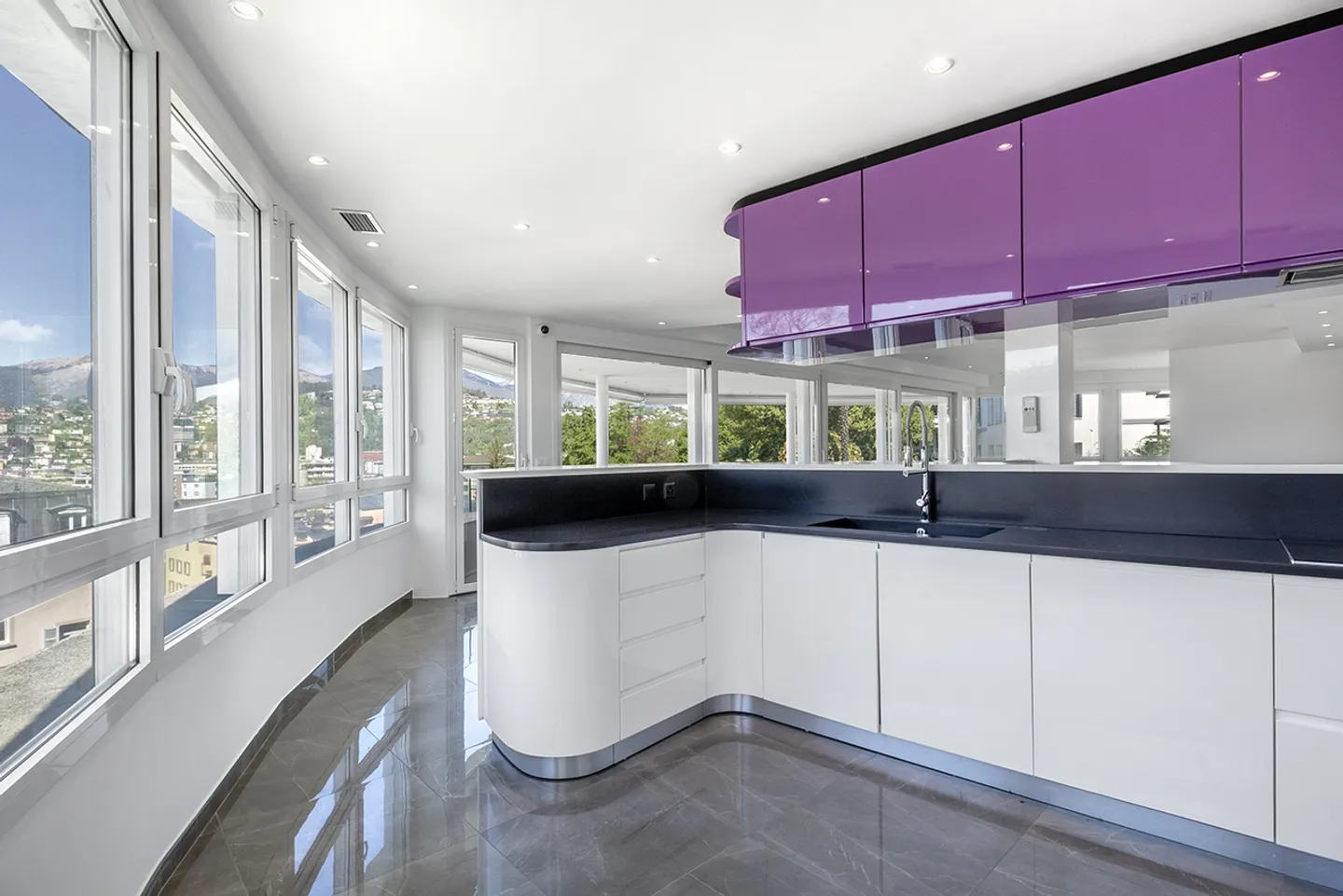 Maison jumelée exclusive qui s'intègre parfaitement dans la structure urbaine. - Photo 2 sur 10