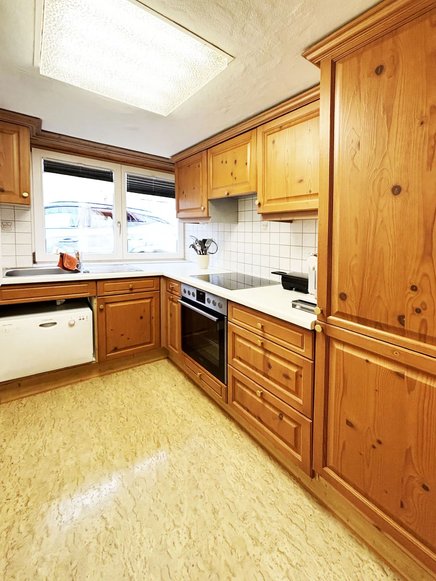 Renovated and spacious 3½ room apartment with separate house access in a 3-family house - Photo 7 of 7